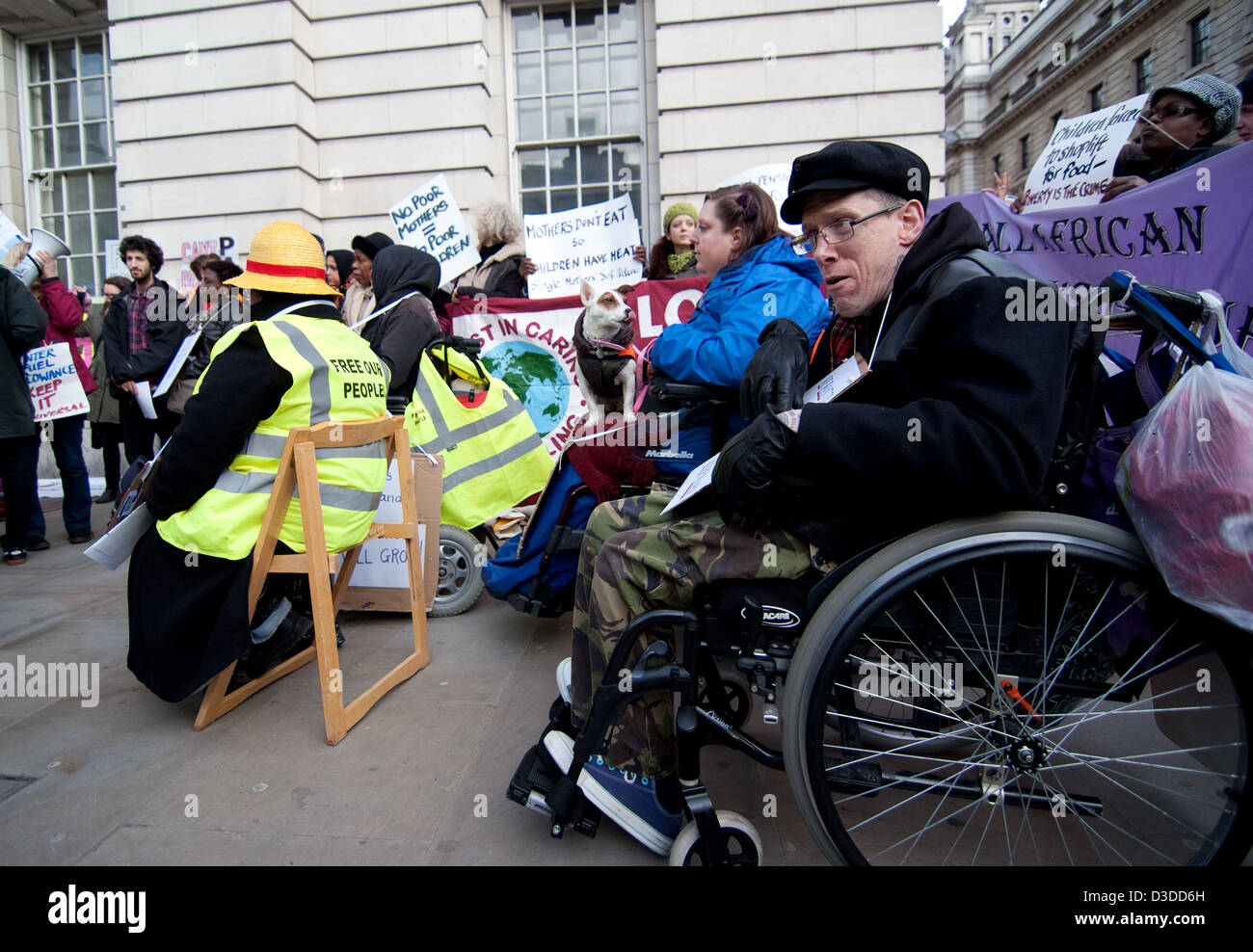 Menschen mit Behinderungen gegen Kürzungen beitreten eine Montage in Whitehall, hat viele kämpfen, um ihre Stromrechnungen bezahlen. Stockfoto