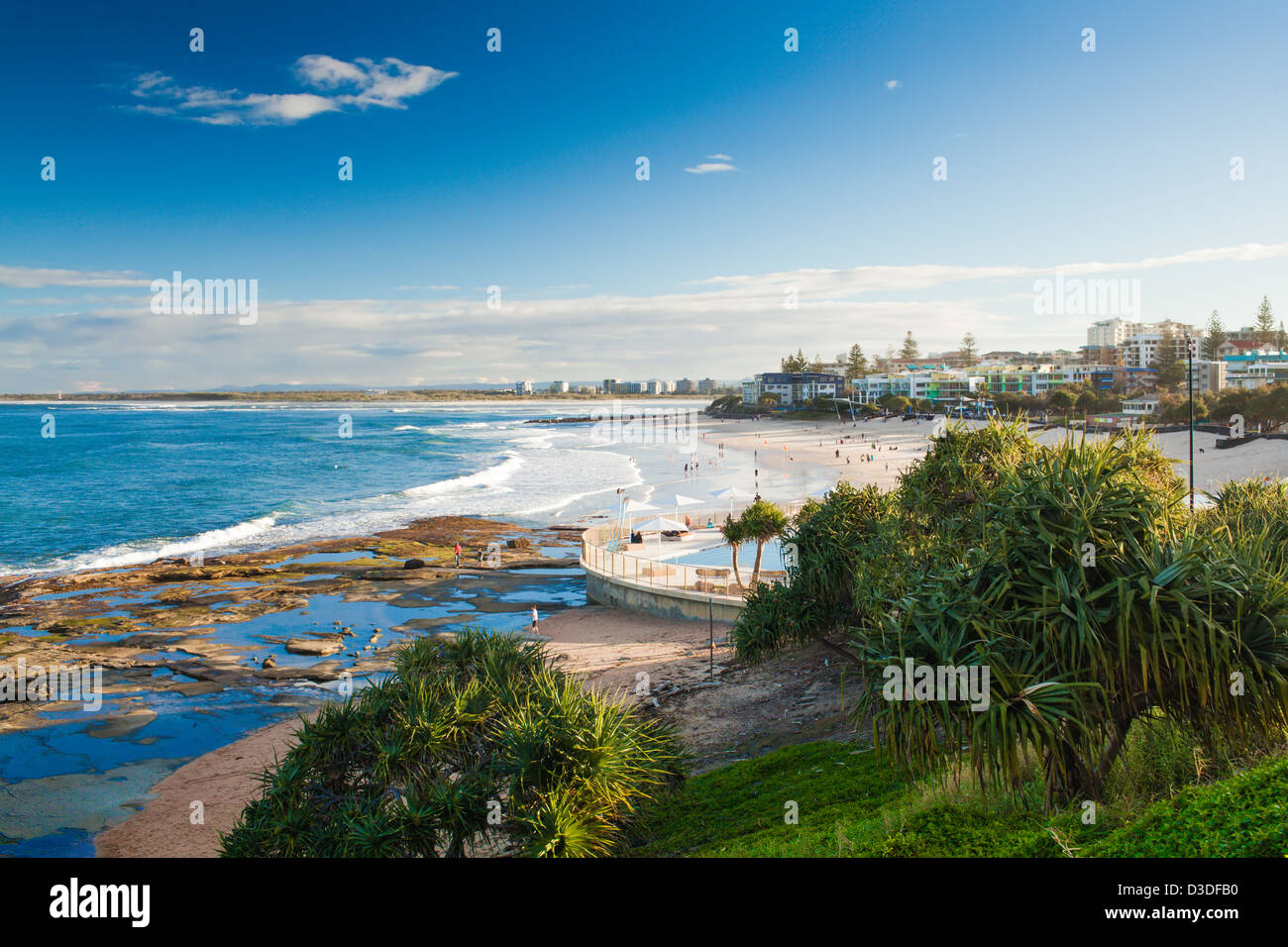 Heißer sonniger Tag am Kings Beach Calundra, Queensland, Australien Stockfoto