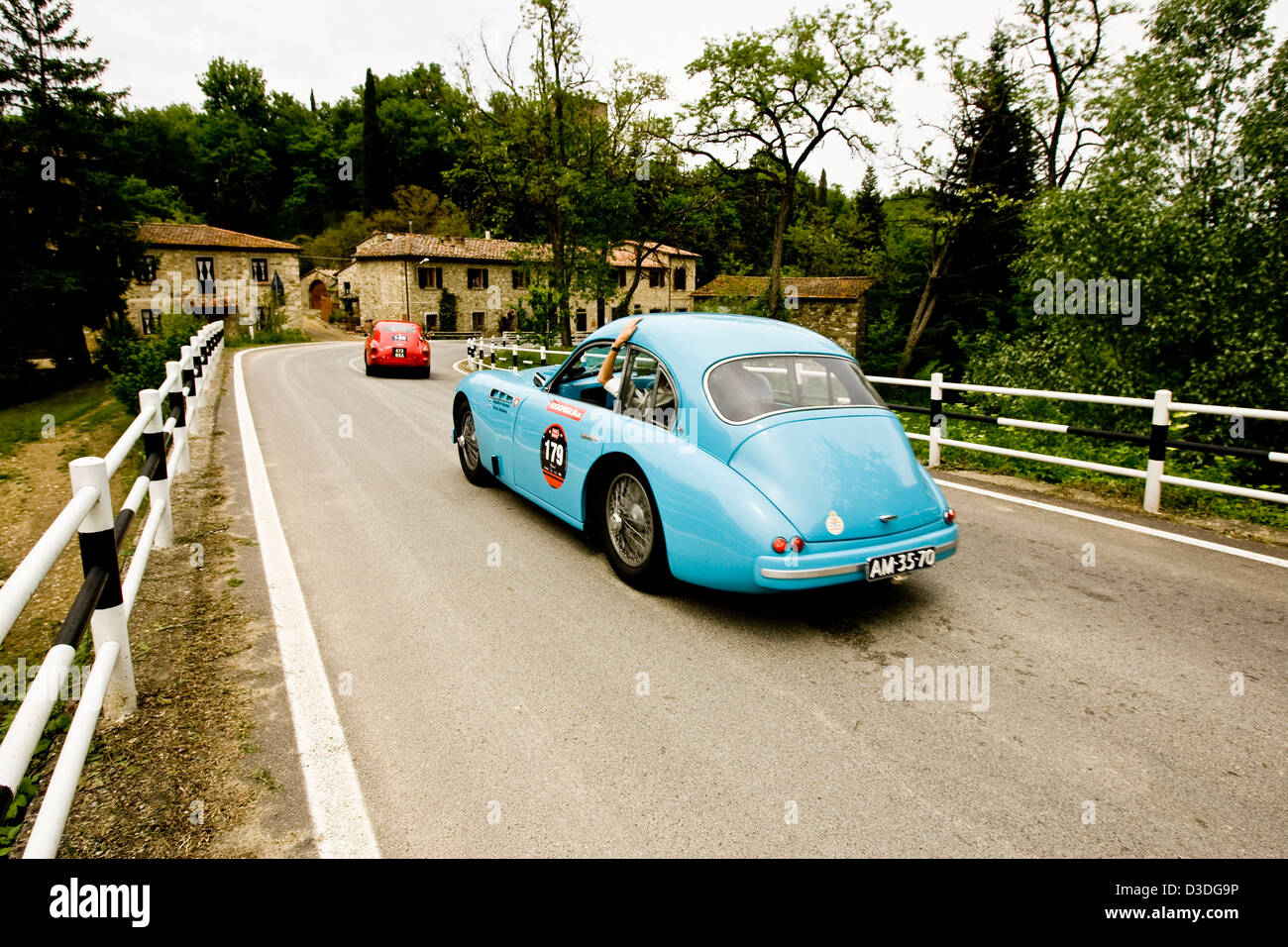Rennwagen fahren durch Dorf, Mille Miglia Autorennen, Italien, 2008 Stockfoto