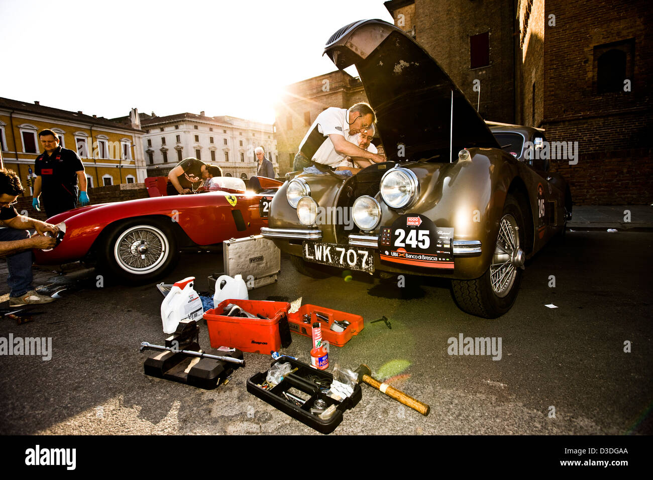 Mechaniker arbeiten auf Rennwagen, Mille Miglia Autorennen, Italien, 2008 Stockfoto
