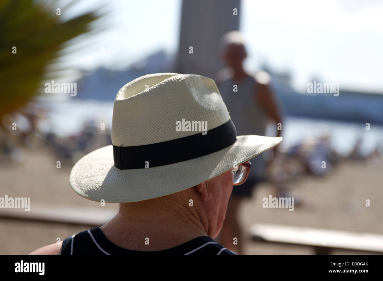 Mann mit Hut am Strand Stockfoto