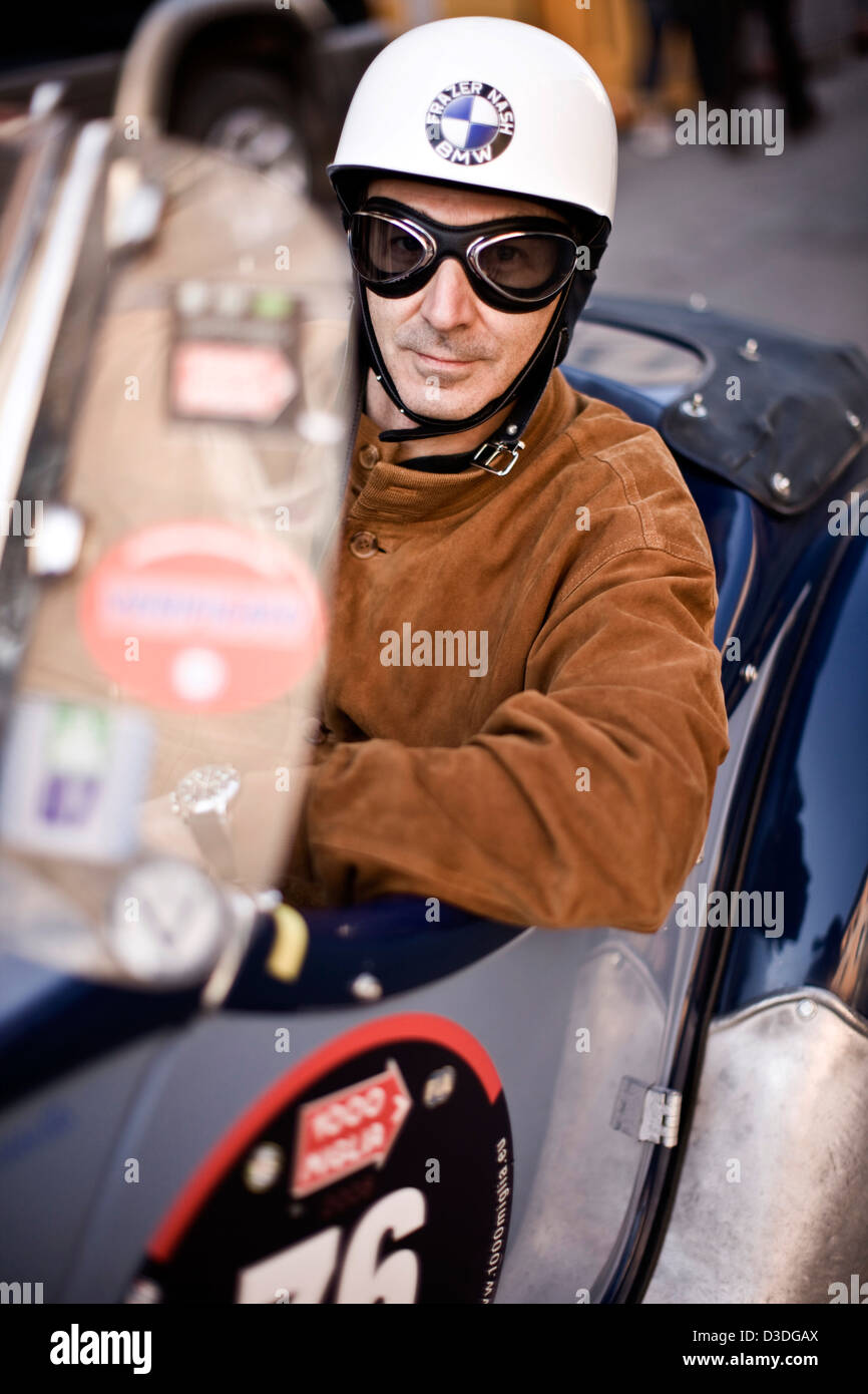 Mann trägt Racing Brille und Helm, Mille Miglia Autorennen, Italien, 2008 Stockfoto