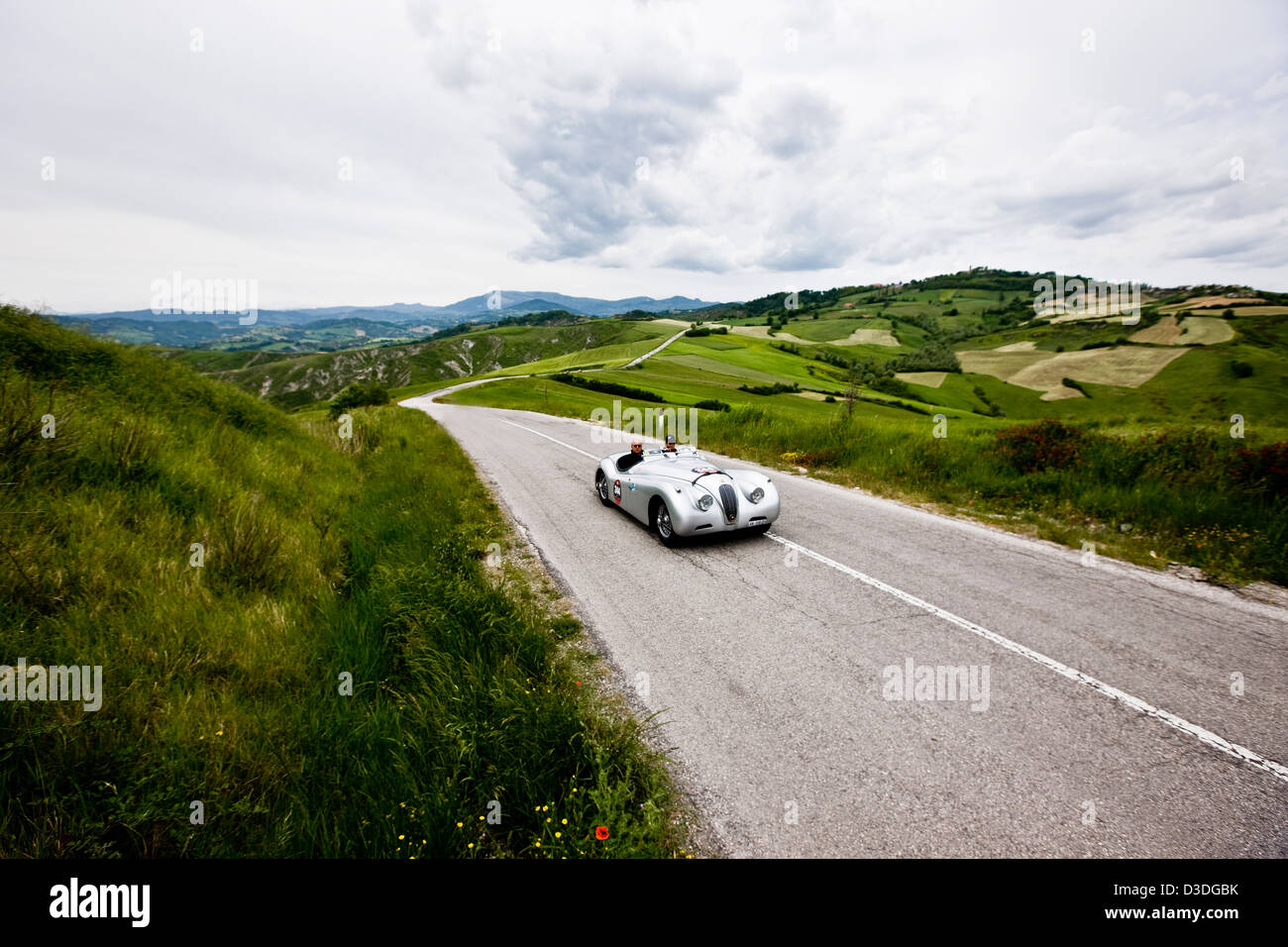 Rennwagen fahren durch Hügel, Mille Miglia Autorennen, Italien, 2008 Stockfoto