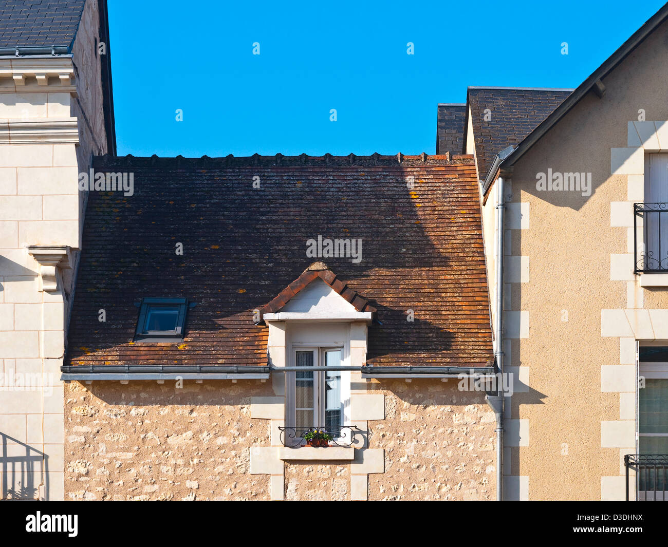 Lücke zwischen den Häusern / niedrige Dach - Frankreich. Stockfoto