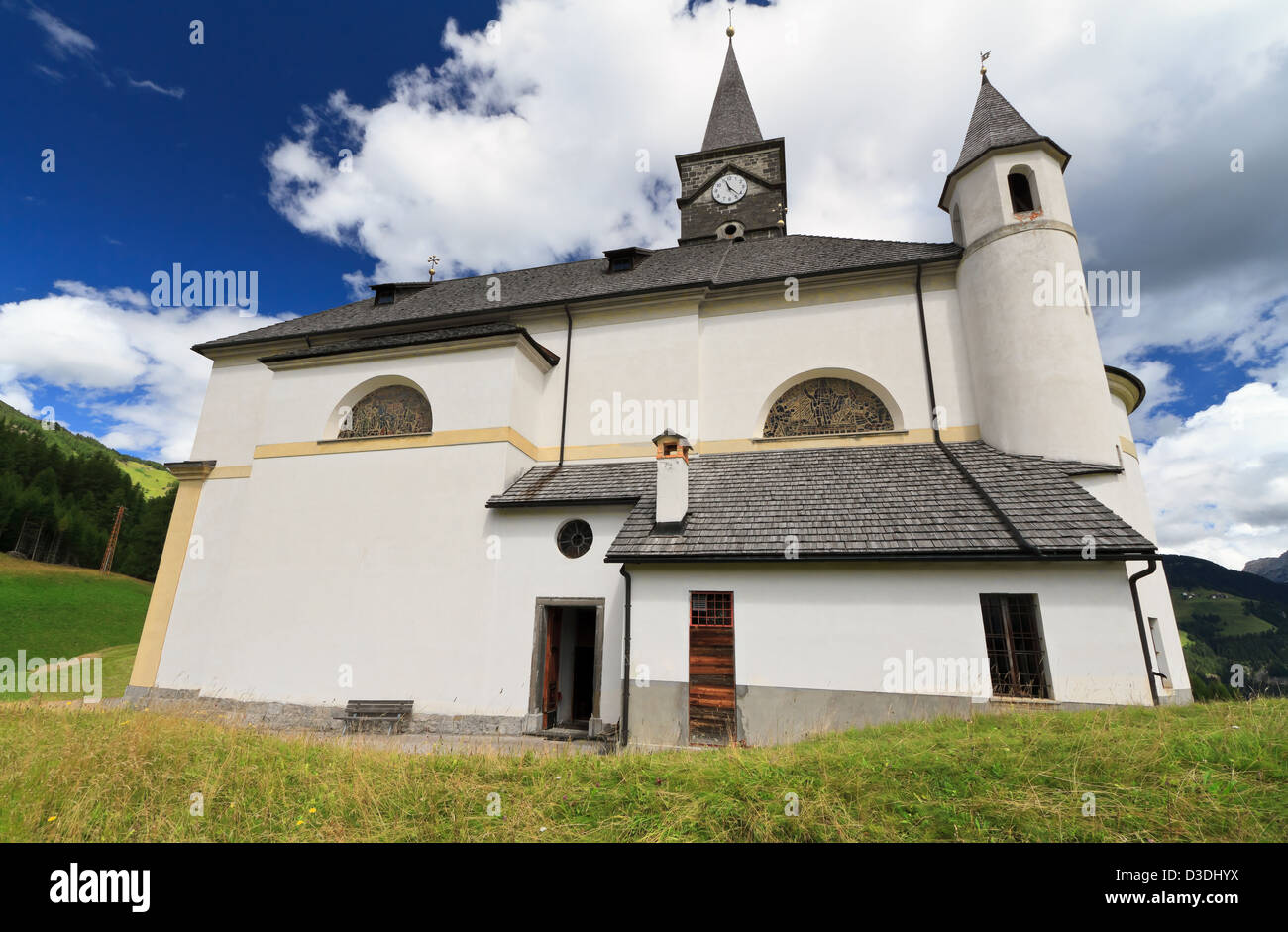 typische alpine Kirche in Laste, italienischen Dolomiten Stockfoto