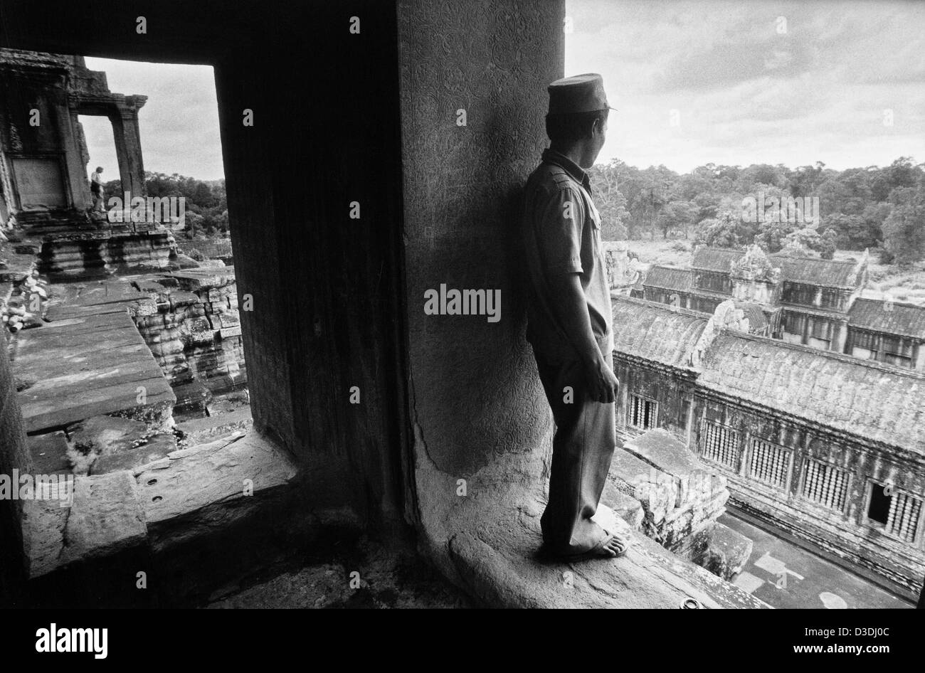 Kambodscha: Ein Soldat hält Ausschau auf die antiken Tempel von Angkor Wat. Die Gegend wird oft durch das Khmer Rouge in der Nacht von Basen in der Nähe der thailändischen Grenze infiltriert. Stockfoto