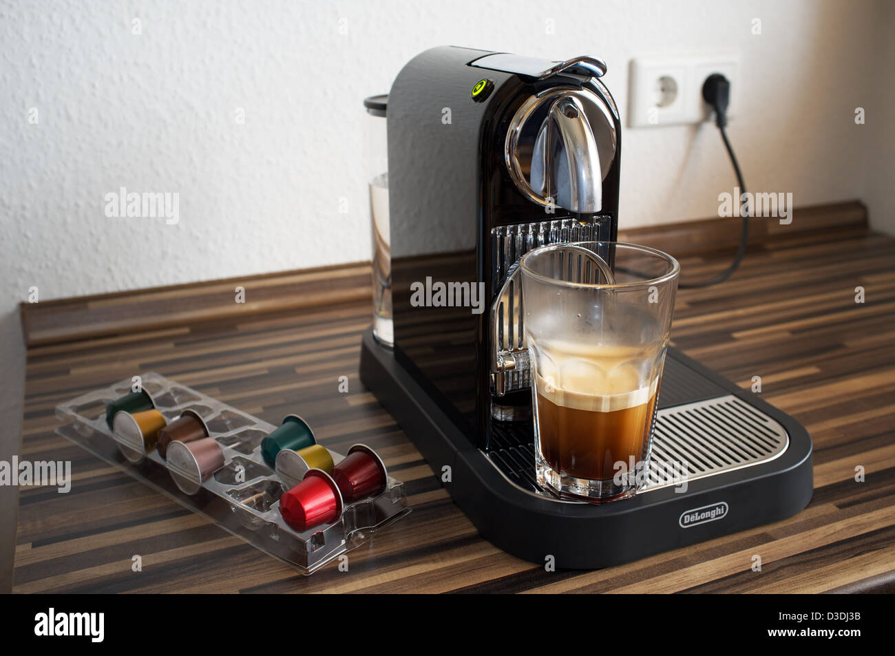Nespresso DeLonghi-Kaffeemaschine Stockfoto Nespresso DeLonghi-Kaffeemaschine Stockfoto