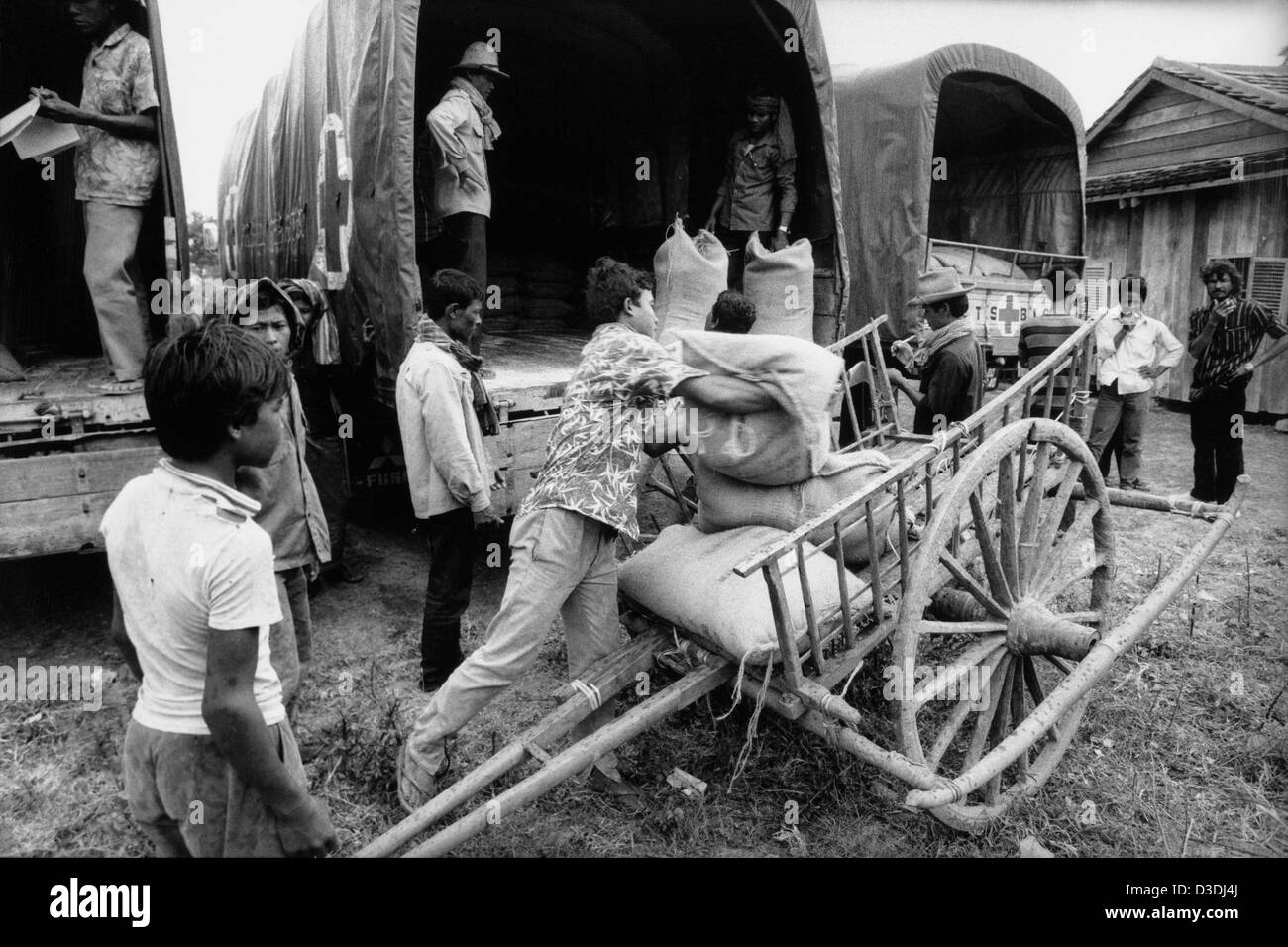 Provinz Kompong Speu, Kambodscha: Verteilung der Reis, die Dorfbewohner von internationaler Hilfe zur Verfügung gestellt. Stockfoto