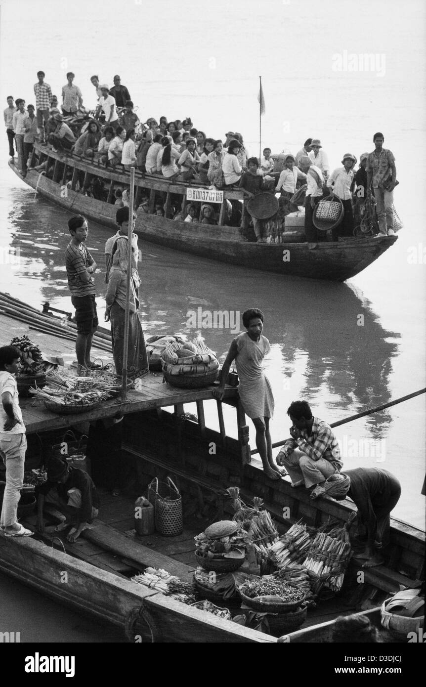 Kambodscha: Boote entlang des Mekong-Flusses in Phnom Penh mit Ankunft für die florierende Märkte produzieren. Stockfoto