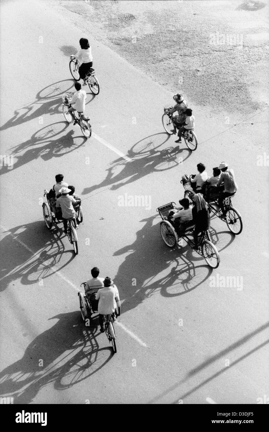 Kambodscha, August 88: Straße Verkehr, Phnom Penh. Während Pol-Pot-Regimes wurden fast alle Fahrzeuge zerstört und jetzt Fahrräder immer noch das wichtigste Transportmittel. Stockfoto