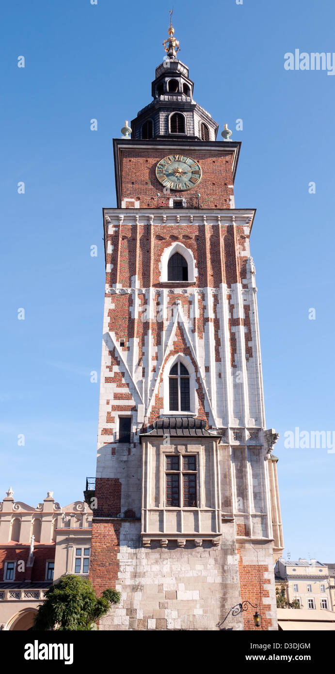 Gotische Rathausturm mit Uhr in Krakau, Polen Stockfoto