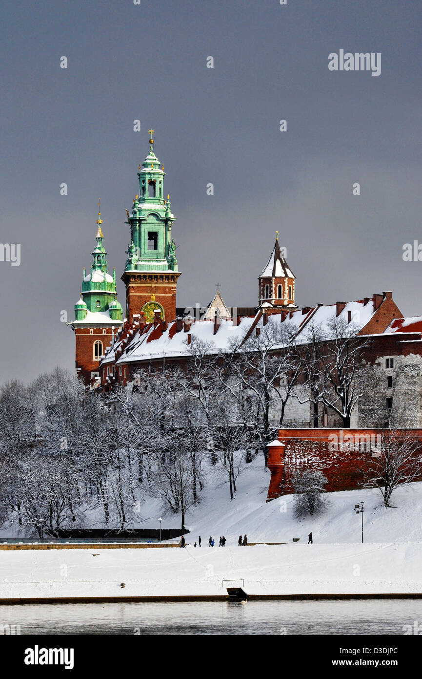Wawel-Schloss, Dom-Türme und Weichsel in Krakau, Polen an einem trüben Tag im winter Stockfoto