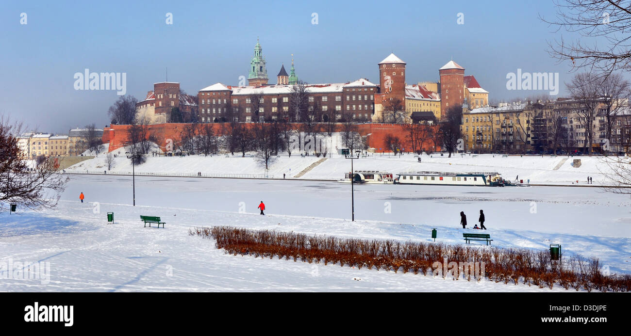 Winterpanorama des Wawel-Schloss in Krakau, Polen, mit gefrorenen Weichsel Stockfoto