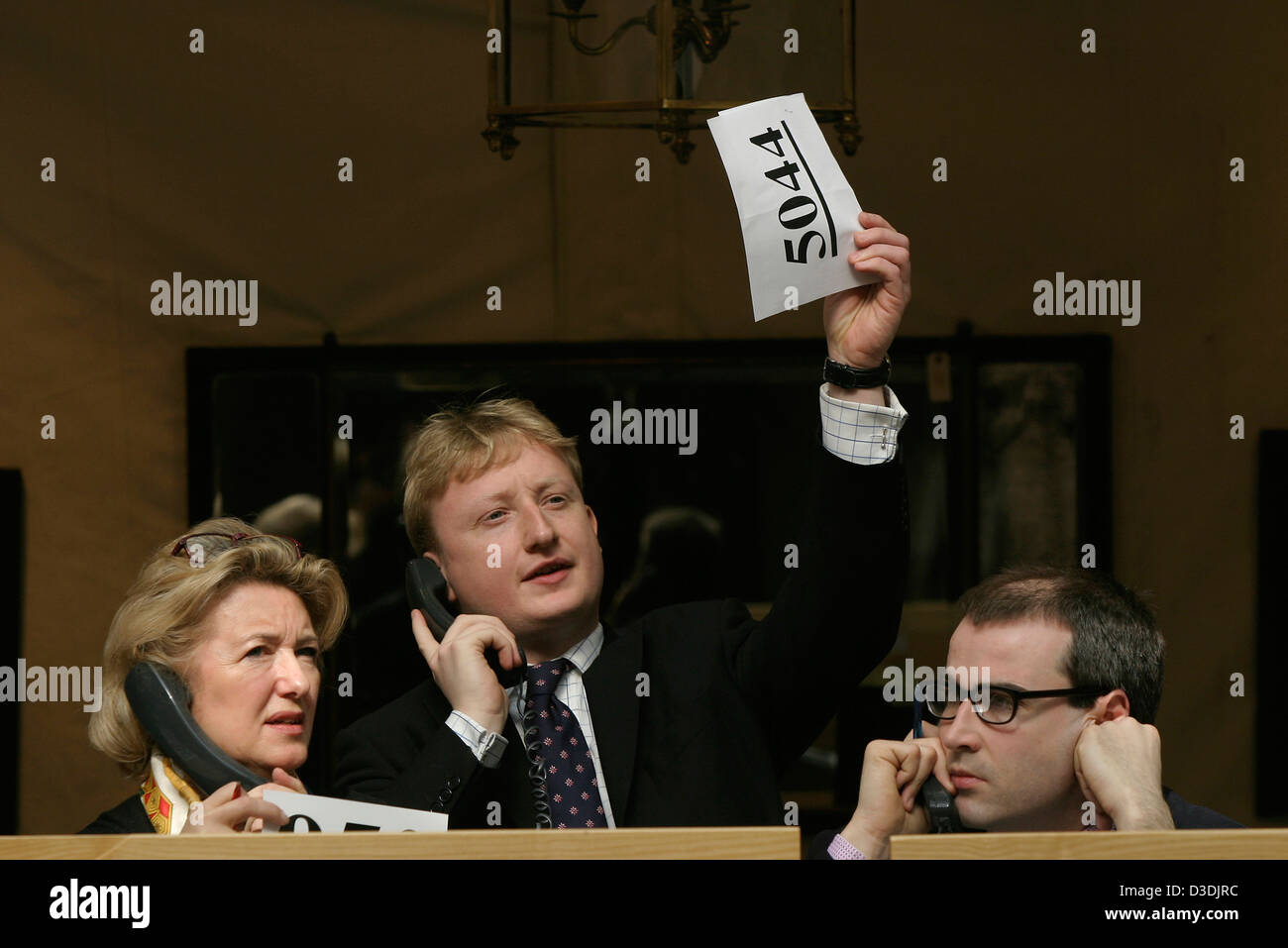 Christies Mitarbeiter bieten einen Client Telefon Gebot beim Verkauf von Möbeln im Auktionshaus Christie's South Kensington. Stockfoto