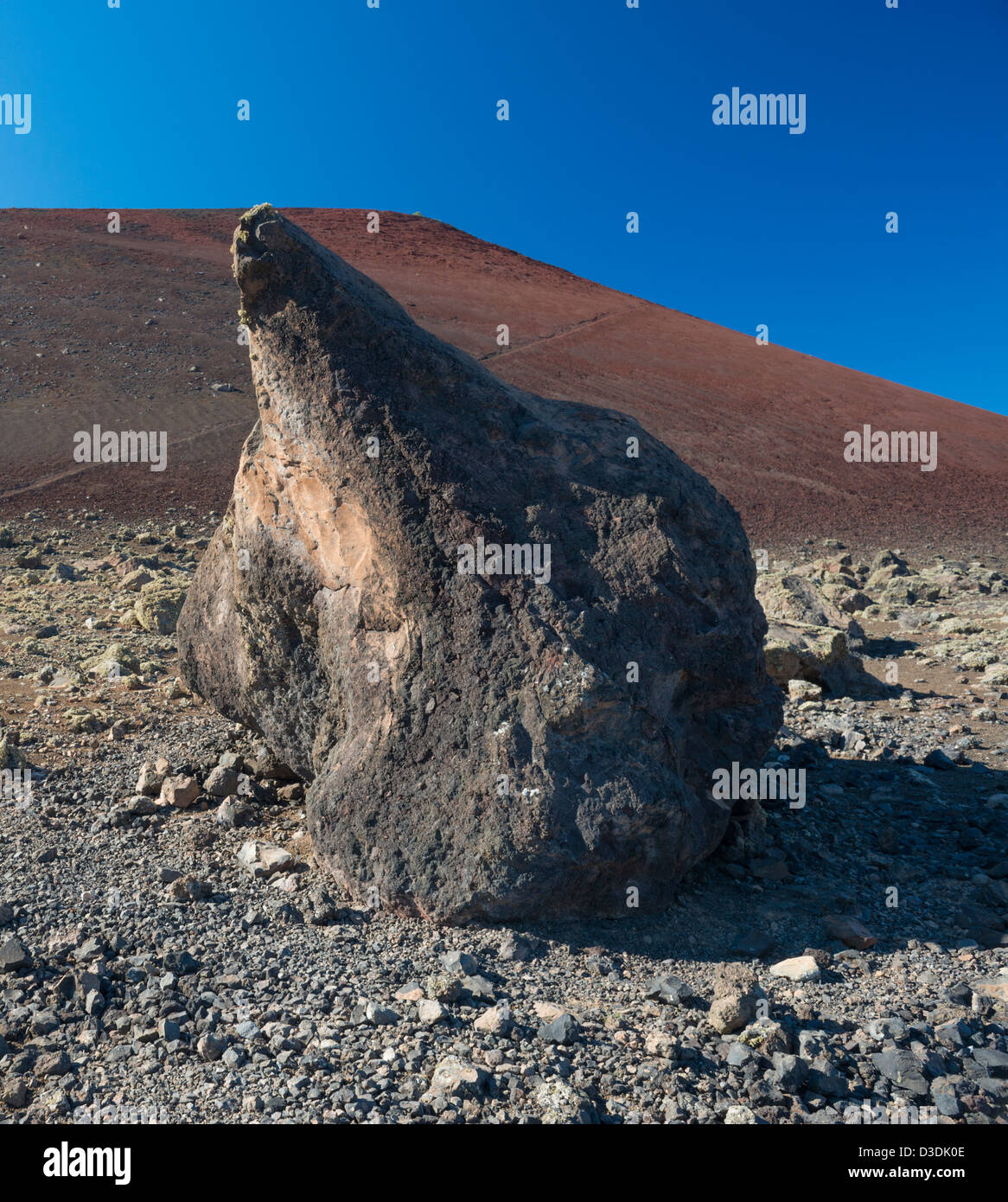 Große vesikuläre lavasaltische Vulkanbombe aus einem explosiven Ausbruch von Montaña Colorada, Lanzarote, Kanarischen Inseln, Spanien Stockfoto