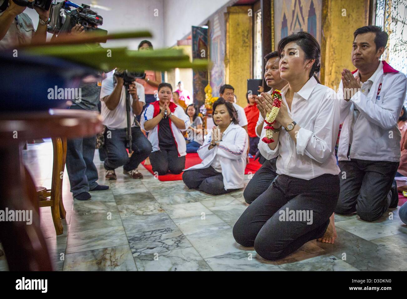 17. Februar 2013 - Bangkok, Thailand - Thai Premierministerin YINGLUCK SHINAWATRA bietet Gebete für Pongsapat Pongchareon in Wat Chana Songkram in Bangkok Sonntag. Pol-General Pongsapat Pongcharoen, ist eine ehemalige stellvertretende nationale Polizeichef, der auch als Generalsekretär der International Narcotics Control Board diente der Pheu-Thai-Partei Kandidat bei den anstehenden Bangkok Gouverneur Wahl. Yingluck ist der Kopf der Pheu-Thai-Partei und Kampagnen mit Pongsapat. (Er trat von der Polizei für Gouverneur laufen.) Der ehemalige Premierminister Thaksin Shinawatra rekrutiert angeblich Pongsapat. Die meisten von Thailands Stockfoto