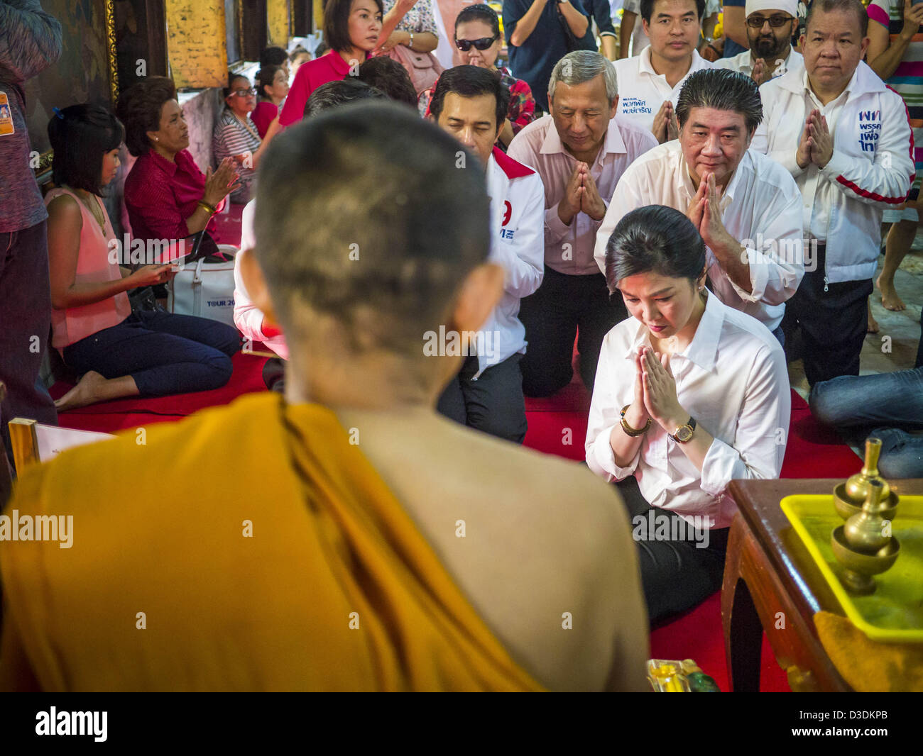 17. Februar 2013 - Bangkok, Thailand - Thai Premierministerin YINGLUCK SHINAWATRA ist von einem Mönch gesegnet, nachdem sie Gebete für Pongsapat Pongchareon in Wat Chana Songkram in Bangkok Sonntag angeboten. Pol-General Pongsapat Pongcharoen, ist eine ehemalige stellvertretende nationale Polizeichef, der auch als Generalsekretär der International Narcotics Control Board diente der Pheu-Thai-Partei Kandidat bei den anstehenden Bangkok Gouverneur Wahl. Yingluck ist der Kopf der Pheu-Thai-Partei und Kampagnen mit Pongsapat. (Er trat von der Polizei für Gouverneur laufen.) Der ehemalige Premierminister Thaksin Shinawatra angeblich rekrutieren Stockfoto