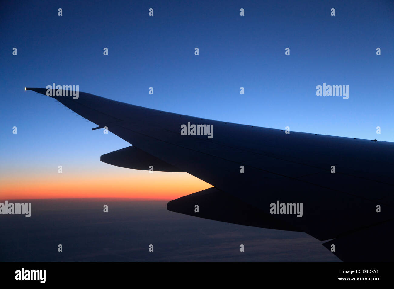 Boeing 777-200 Jet Flugzeugflügel während des Fluges Stockfoto