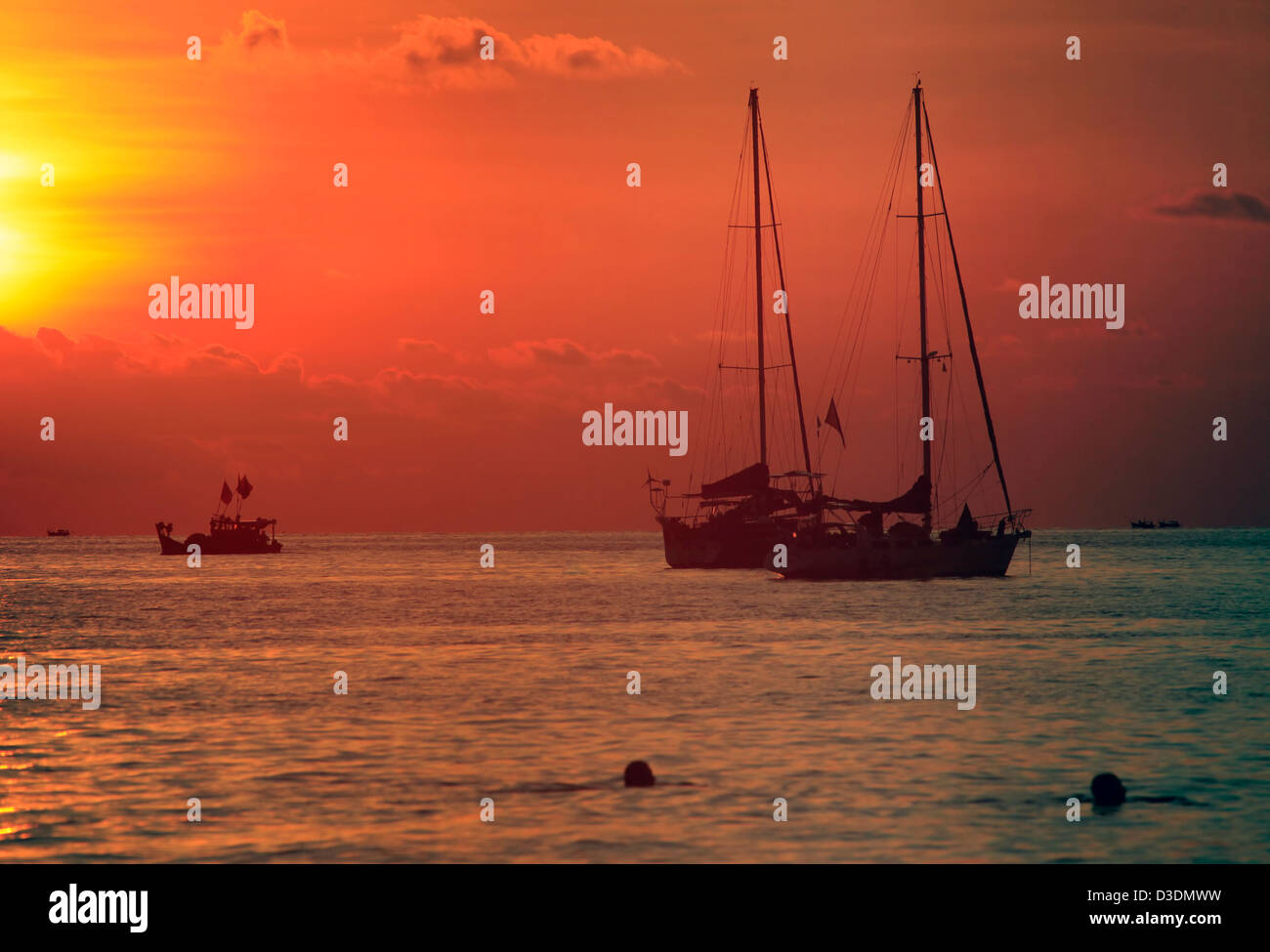 Traditionelle philippinische Boote am Sonnenuntergang. Insel Boracay Stockfoto
