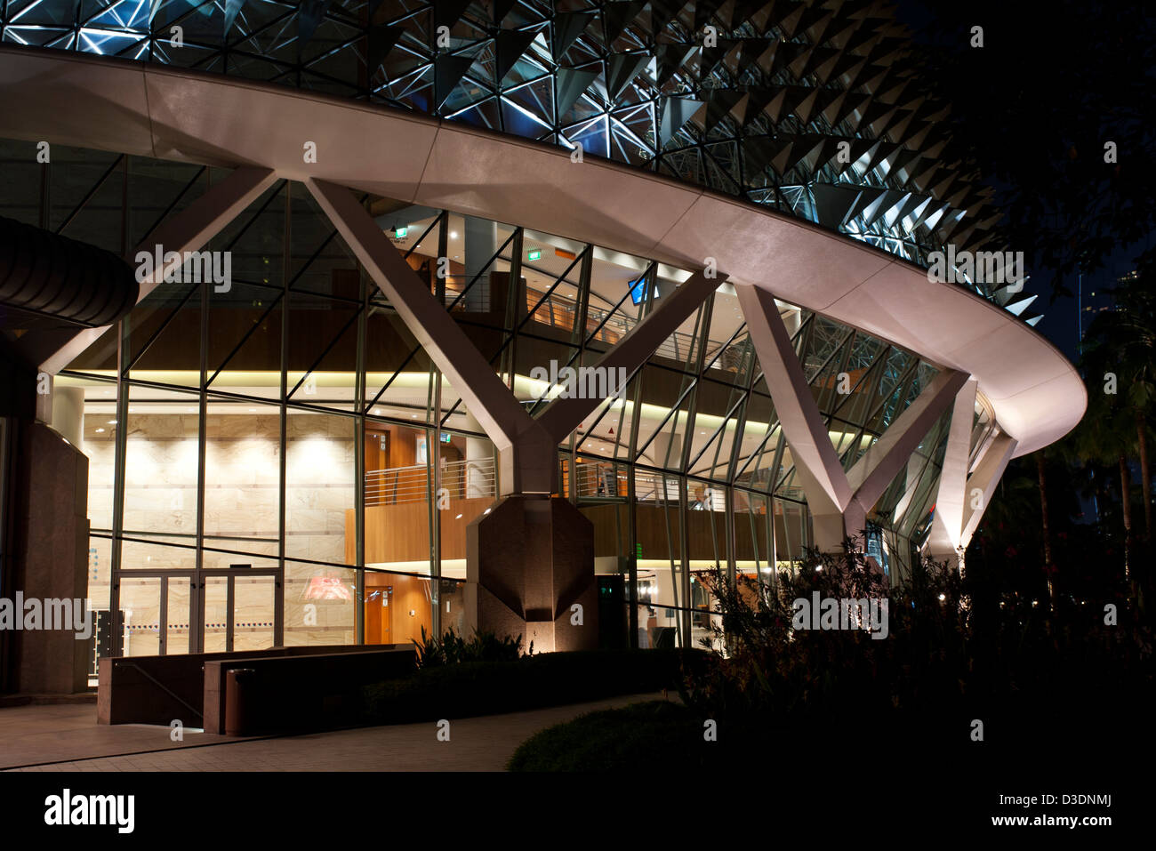 Äußere externe Ansicht der Esplanade Theater an der Bucht nachts beleuchtet, Marina Bay, Singapore Stockfoto