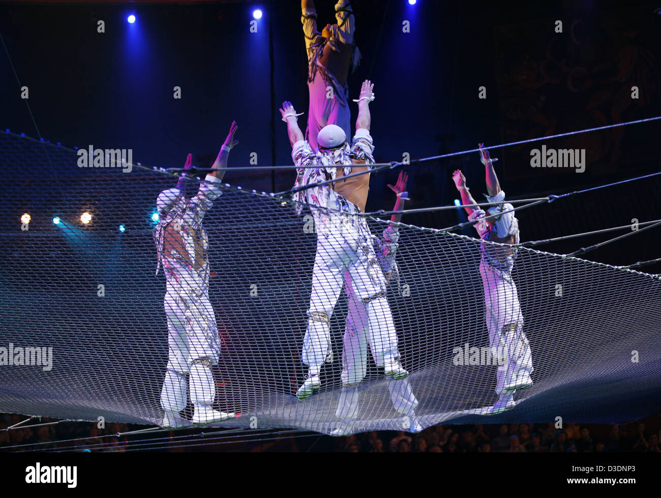 Zwei Luft-Akrobaten führen gefährliche Übung unter einer Kuppel von einem Zirkus Stockfoto