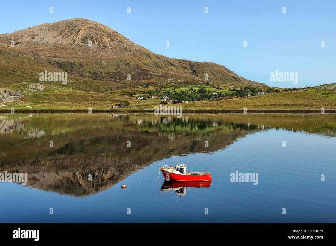 bunte Boot Reflexion über Loch Slapin, Isle Of Skye, Schottland Stockfoto