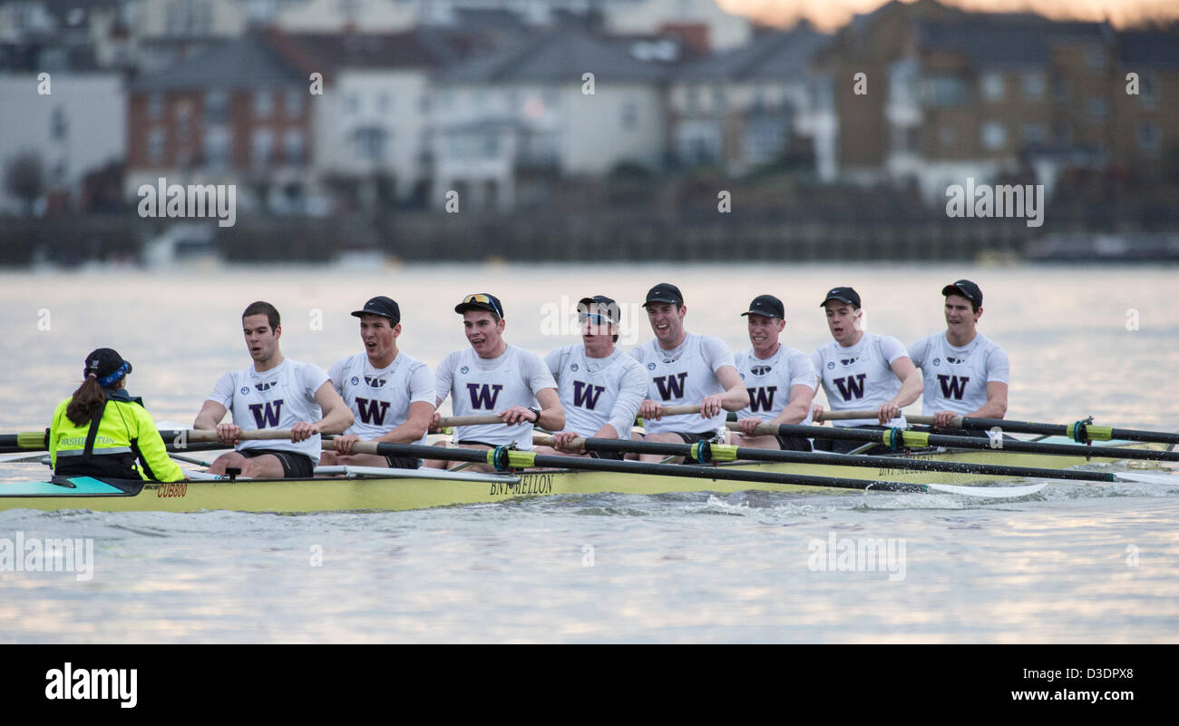 London, UK, 16. Februar 2013.  Cambridge University Boat Club Vs Bootsrennen der University of Washington. Cambridge Blau Boots Crew:-B: Mailand Bruncvik, 2: Grant Wilson, 3: Ty Otto, 4: Steve Dudek, 5: Alexander Scharp, 6: Niles Garratt, 7: George Nash, S: Alexander Fleming, C: Henry Fieldman. Universität von Washington Crew:-B: Julian Svoboda, 2: 3 Alexander Perkins: Sam Dommer, 4: Marcus Bowyer, 5: Alex Bunker, 6: Colin McCabe, 7: Henry Meek, S: Dusan Milovanovic, C: Lisa Caldwell. Stockfoto