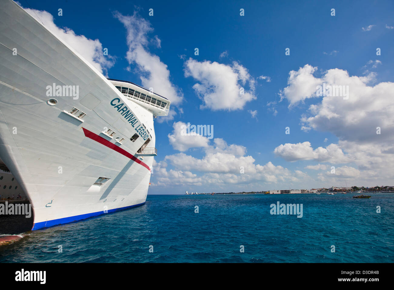 Carnival Cruise Schiff Legend im Hafen von Cozumel mit tropischen Wasser aus an der Horizontlinie angedockt Stockfoto