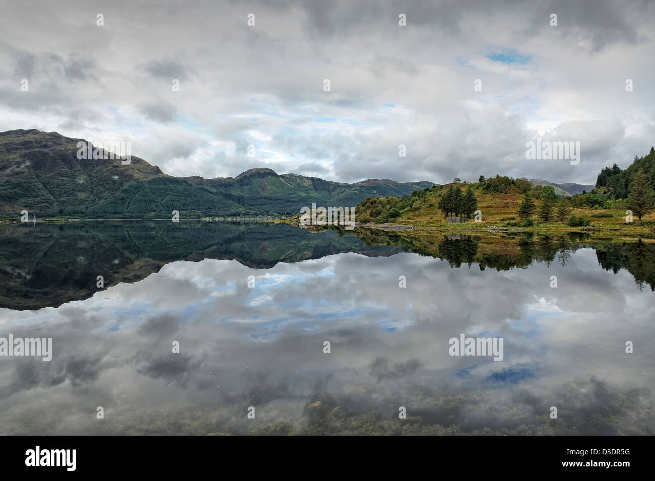 Spiegel wie Reflexionen, Loch Duich, Schottland Stockfoto