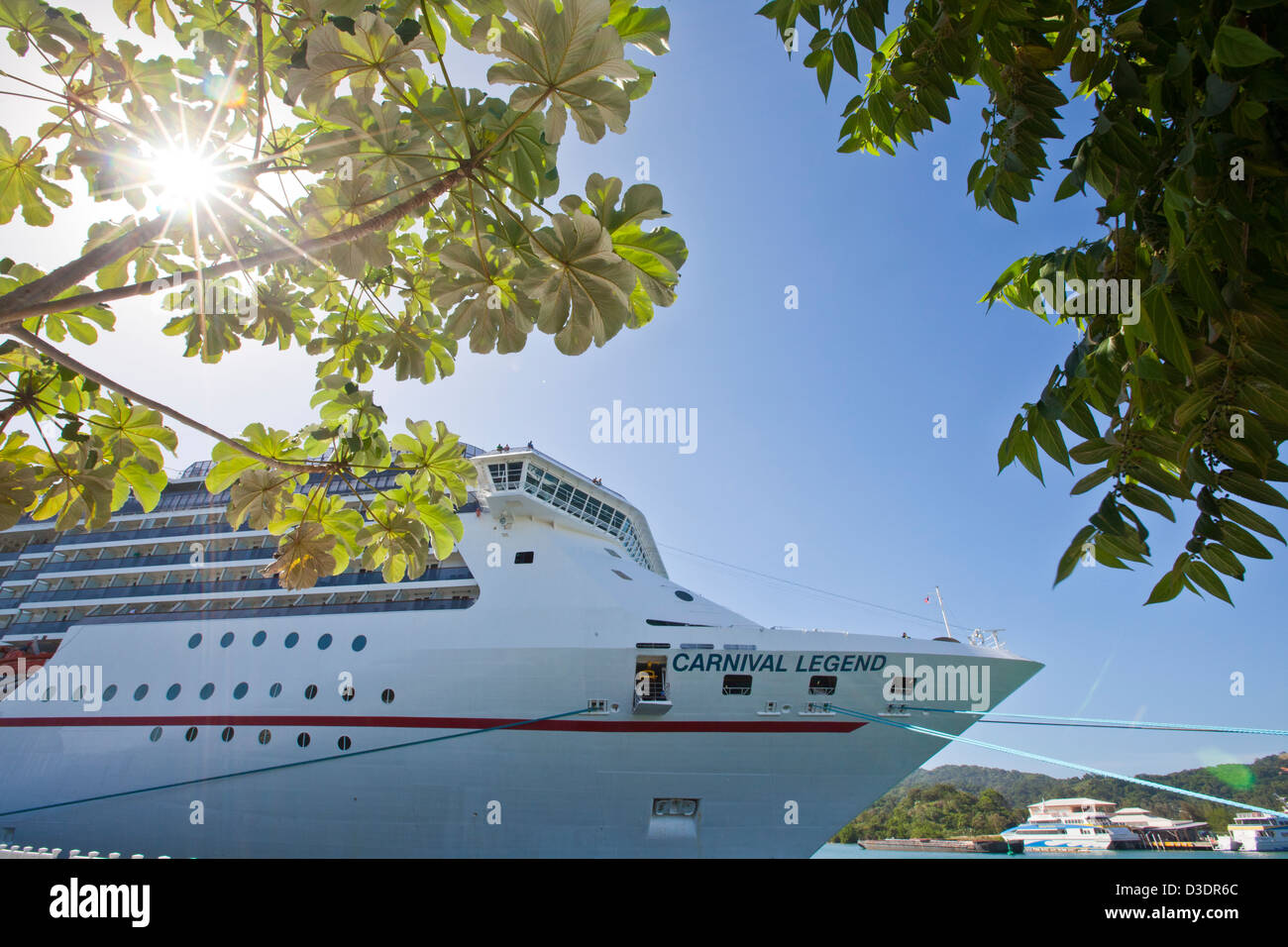 Carnival Cruise Lines Kreuzfahrt Schiff Legend abgebunden zu den Docks im Hafen von Mahogany Bay auf der Isla Roatan, Honduras Stockfoto