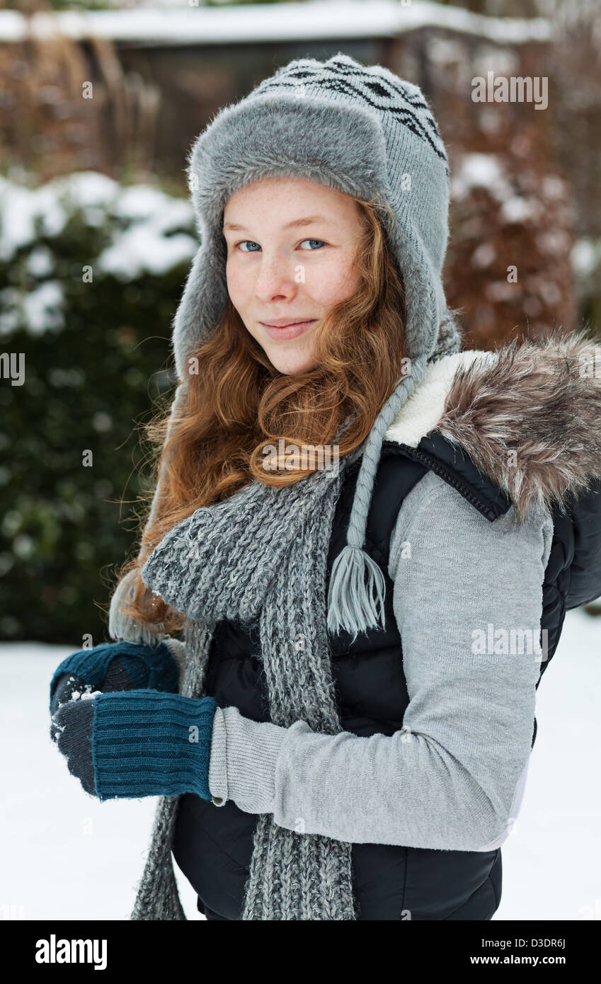 Outdoor-Porträt von einem fröhlichen Teenager-Mädchen im Winter Tücher Stockfoto