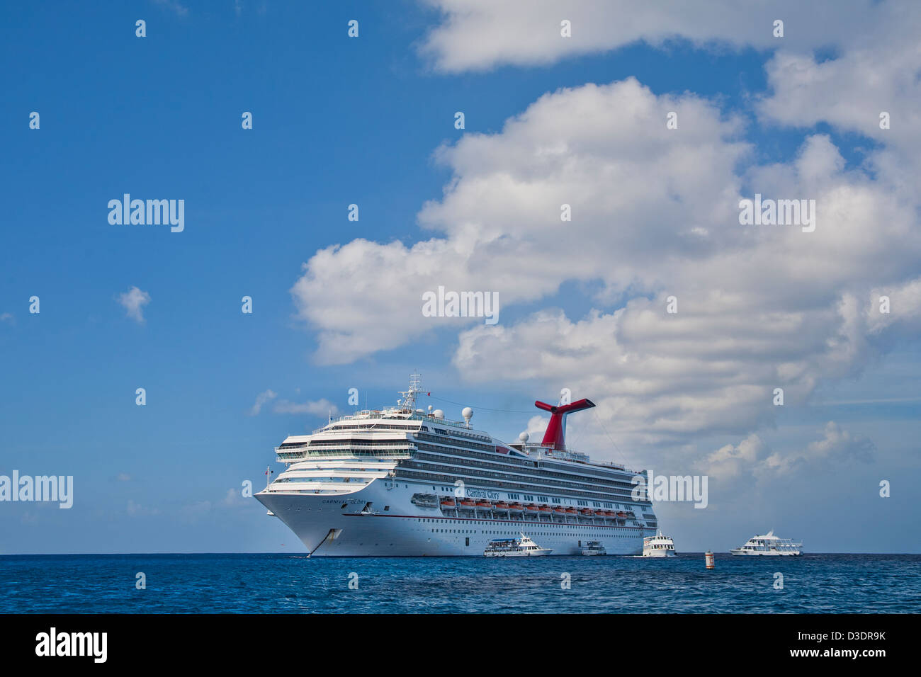Carnival Cruise Schiff Glory verankert in Grand Cayman Insel Port mit Fähren Passagiere auslagern Stockfoto
