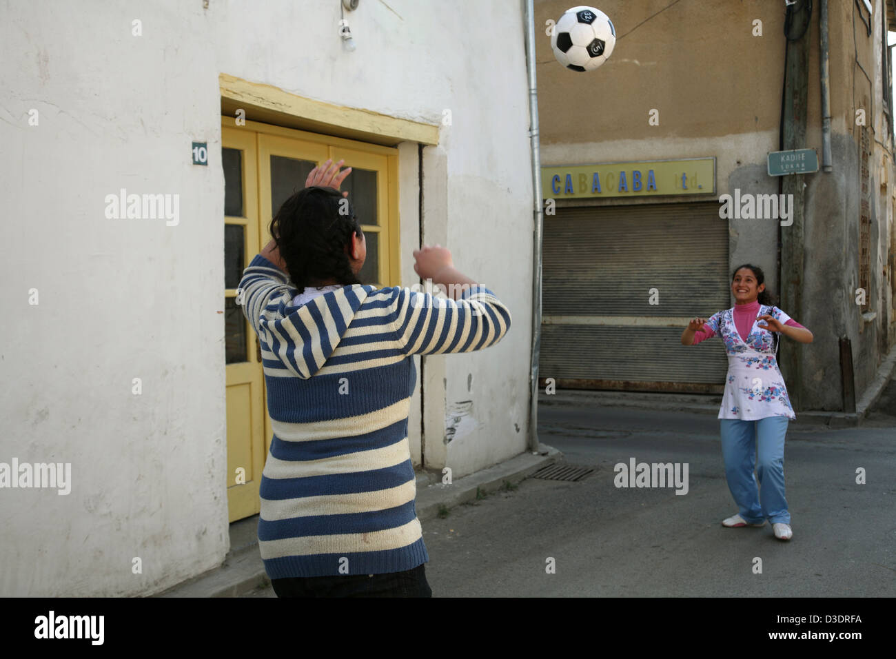 Nicosia, türkischen Republik Nordzypern, Mädchen Volleyball spielen auf der Straße Stockfoto