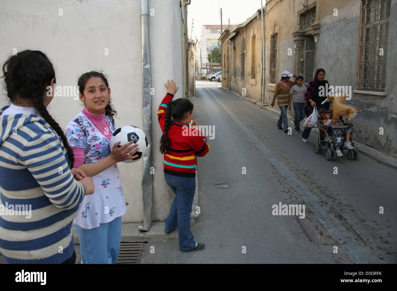 Nicosia, türkischen Republik Nordzypern, Mädchen in der Altstadt Stockfoto