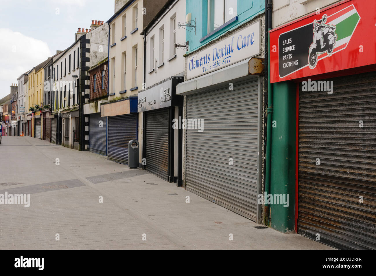 Straße mit Läden, die alle verschlossen und verriegelt Stockfoto