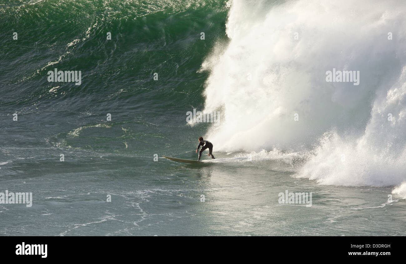Große Wellen zum Surfen an Gipuzkoa Küste Stockfoto
