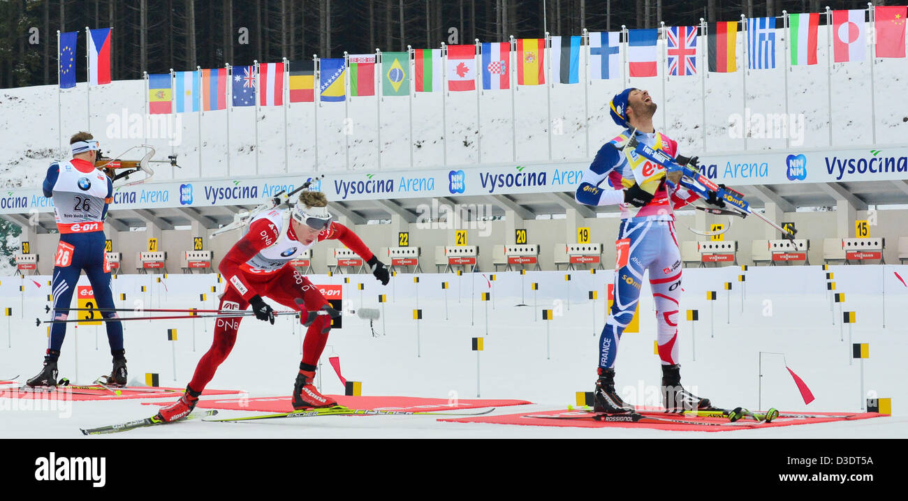 (L-R) Lowell Bailey aus USA, Norwegens Tarjei Boe und Martin Fourcade aus Frankreich konkurriert auf dem Schießstand, während die Männer 15 km Massenstart Rennen bei den Biathlon-Weltmeisterschaften 2013 in Nove Mesto, Tschechien, 17. Februar 2013. Foto: Martin Schutt/Dpa +++(c) Dpa - Bildfunk +++ Stockfoto