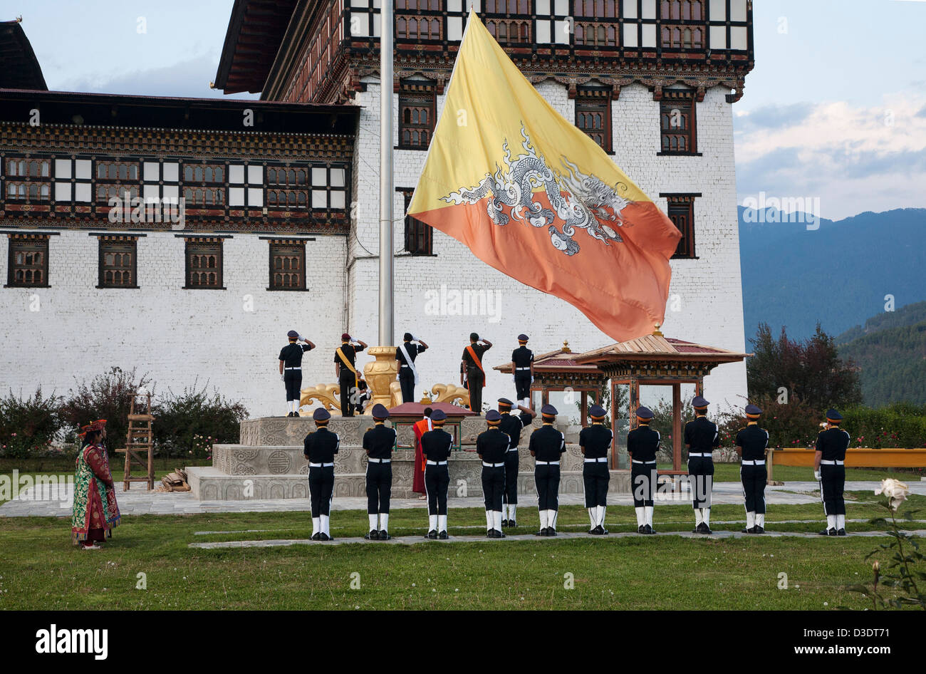 Die zeremonielle Flagge senken in der Abenddämmerung in Tashichho Dzong, der Sitz der Energie für Bhutan in Thimphu. Stockfoto