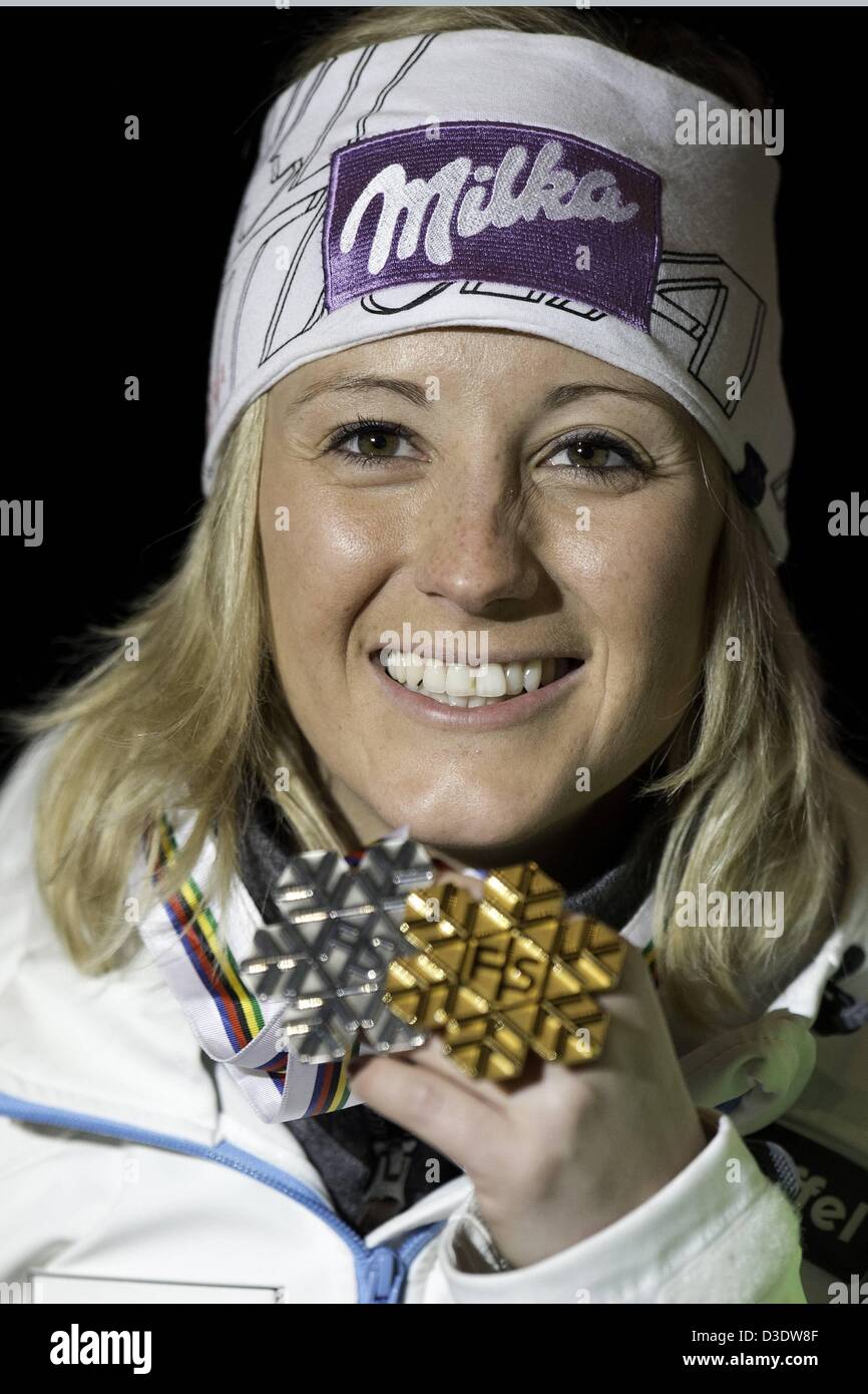 16.02.2013, Schladming, Österreich. Damen Slalom Michaela Kirchgasser AUT feiert auf dem Podium mit ihre Medaille. Stockfoto