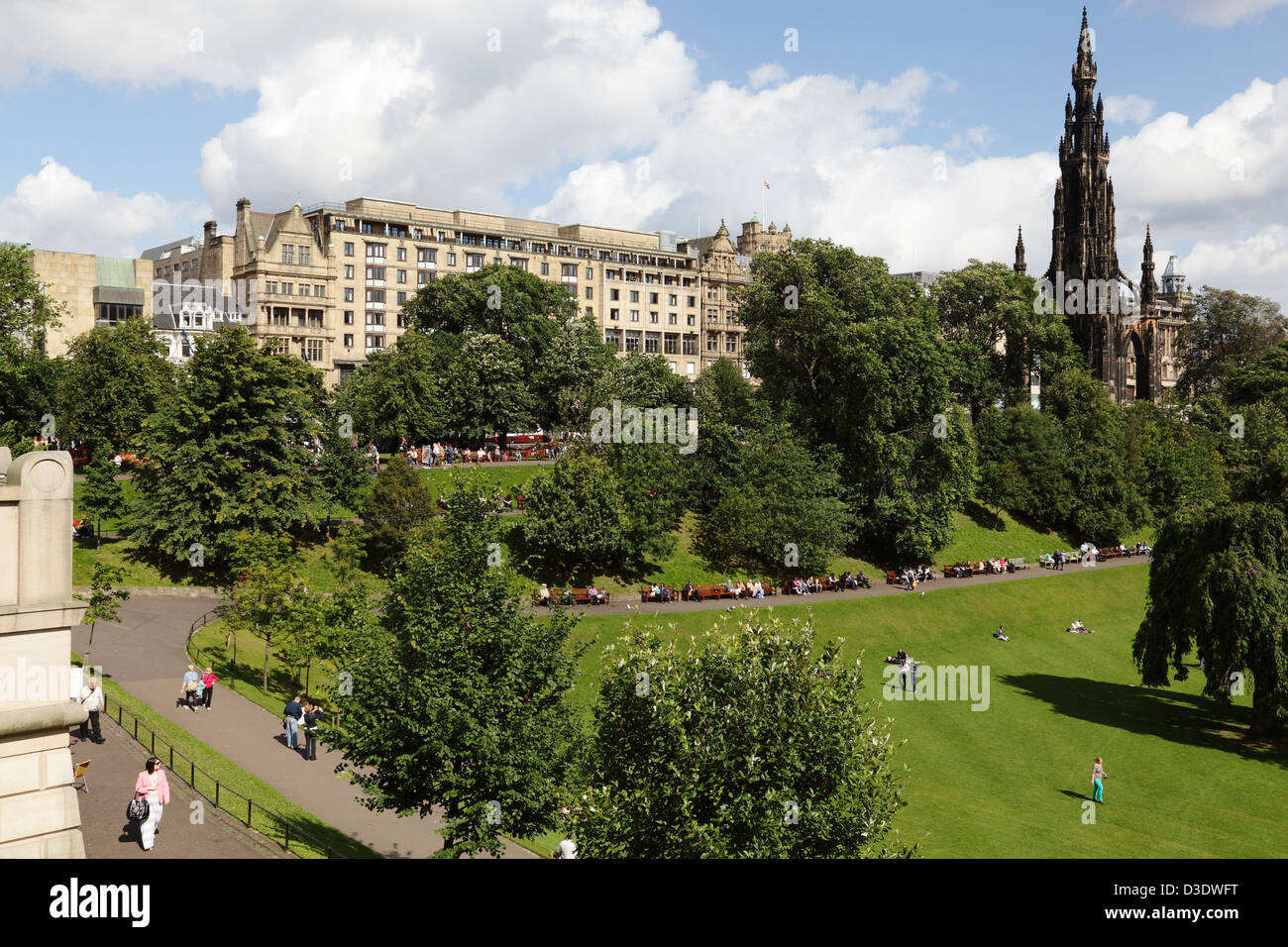 Blick nach Norden über die East Princes Street Gardens in Richtung Scott Monument und Princes Street im Stadtzentrum von Edinburgh, Schottland, Großbritannien Stockfoto