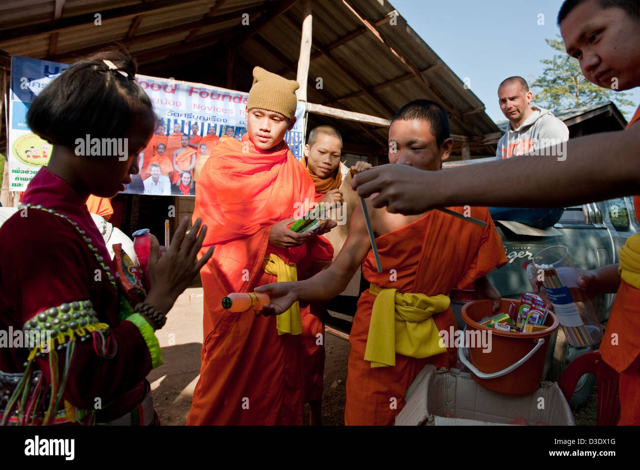 Chiang Rai, Thailand, Novizen verteilen Lebensmittel an die Dorfbewohner von den Palaung Stockfoto