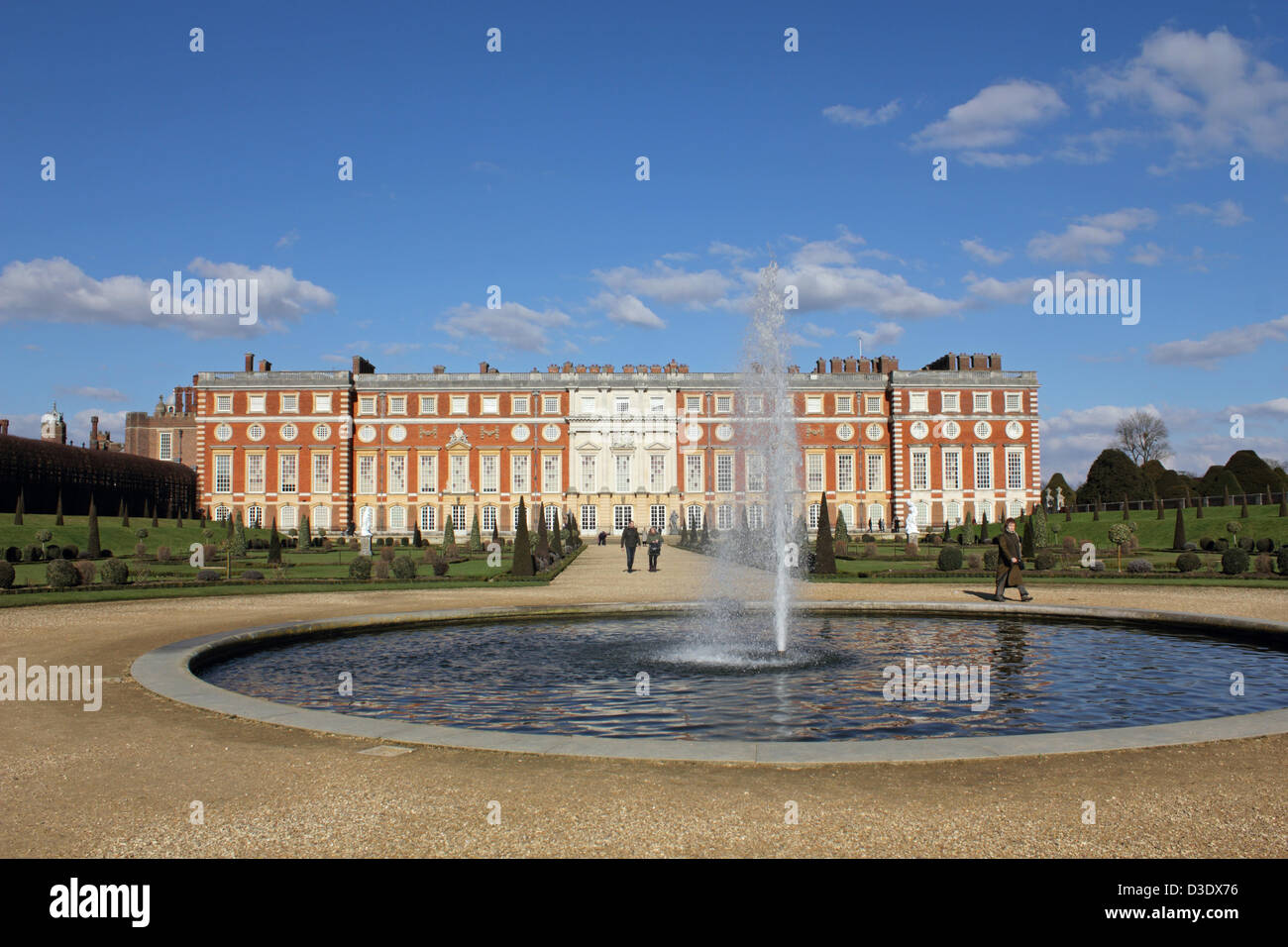 17. Februar 2013, Hampton Court, England, UK.  Die formale Gärten von Hampton Court Palace werden in den Wintermonaten eingegeben. Besucher können durch den geheimen Garten vor dem Sir Christopher Wren entworfene Schloss spazieren gehen. Temperaturen bei 10 Grad Celsius in London heute erreichte aber fühlte sich in der herrlichen Frühlingssonne viel wärmer. Stockfoto