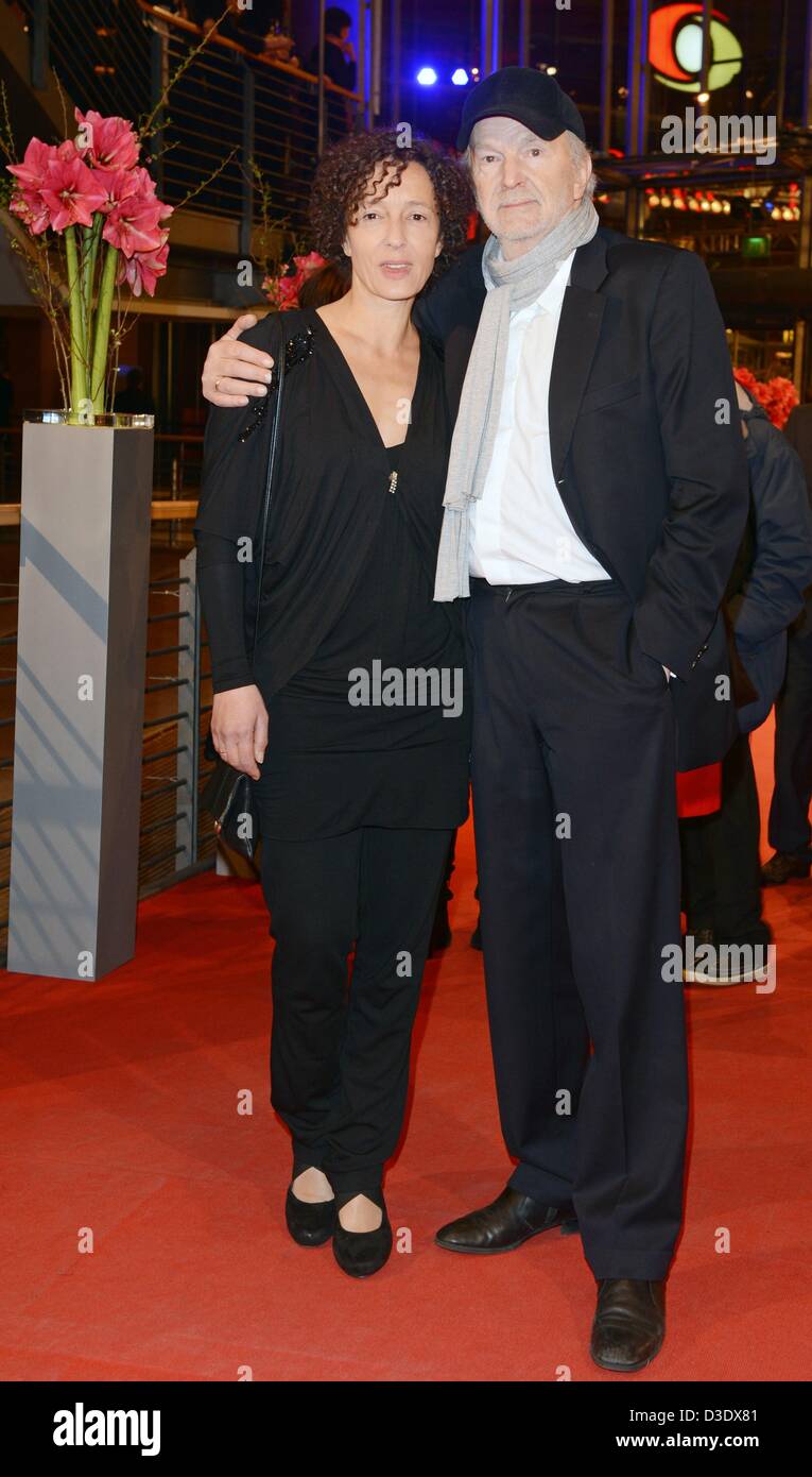 Deutscher Schauspieler Michael Gwisdek und Partner Gabriela Lehmann kommen für die Abschlussveranstaltung der 63. jährlichen internationalen Filmfestspiele Berlin aka Berlinale in Berlin, Deutschland, 16. Februar 2013. Das öffentliche Programm der internationalen Filmfestspiele Berlin zeigt etwa 400 Filme pro Jahr, meist internationale oder europäische Premieren. Foto: Jens Kalaene/dpa Stockfoto