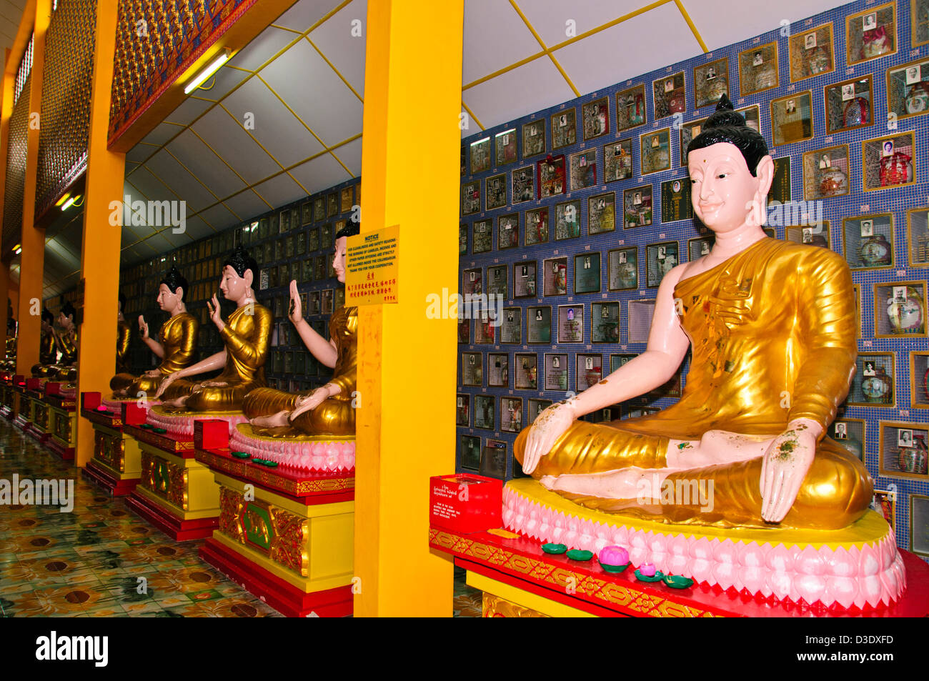 Thai Buddhistisch "Wat Chaiya Mangkalaram Tempel" Gehäuse Gold plattiert, liegenden Buddha und Bestattung Asche Kammern unter, Penang, Malaysia Stockfoto