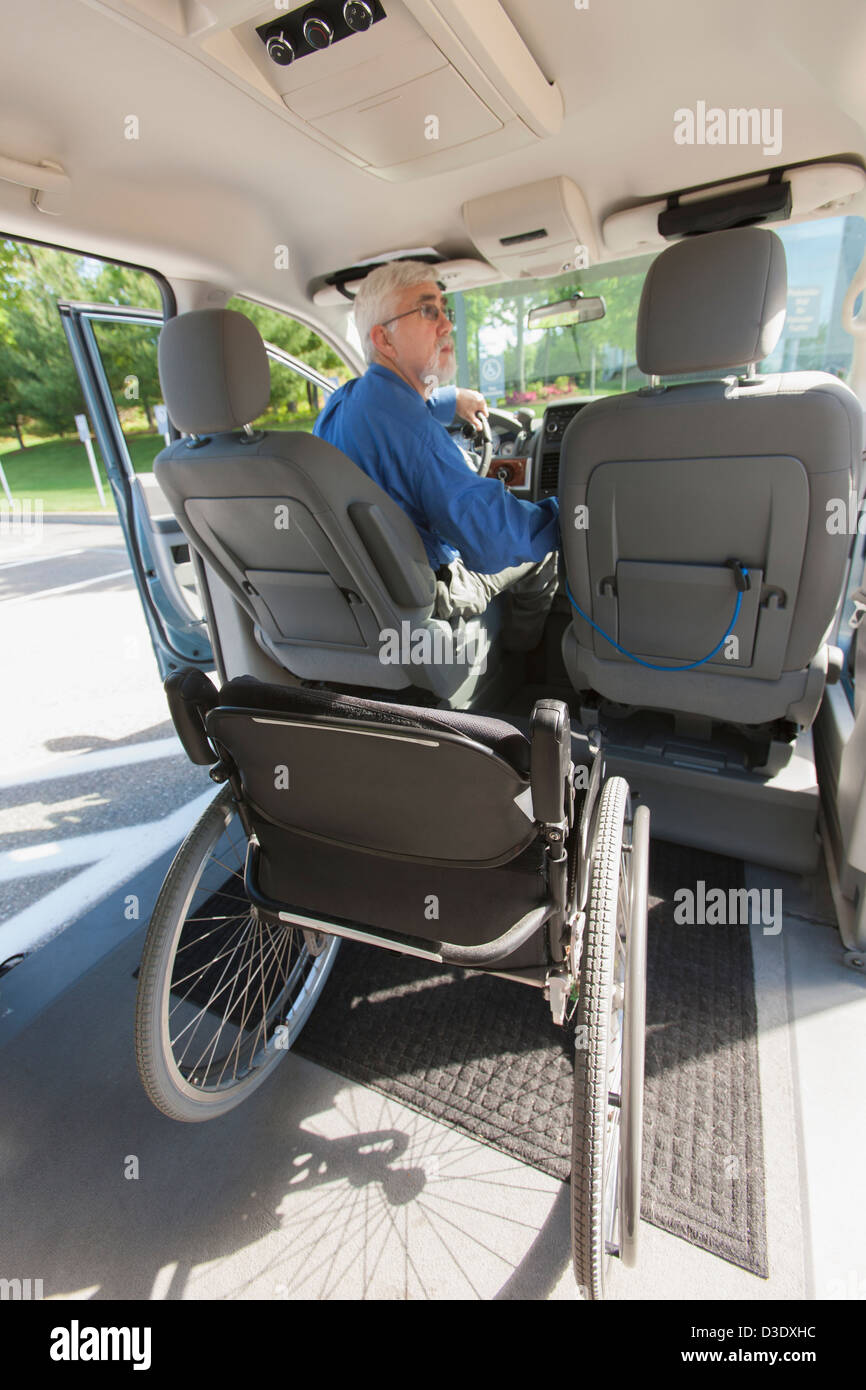 Mann mit Muskeldystrophie und Diabetes einen zugänglichen van fahren Stockfoto