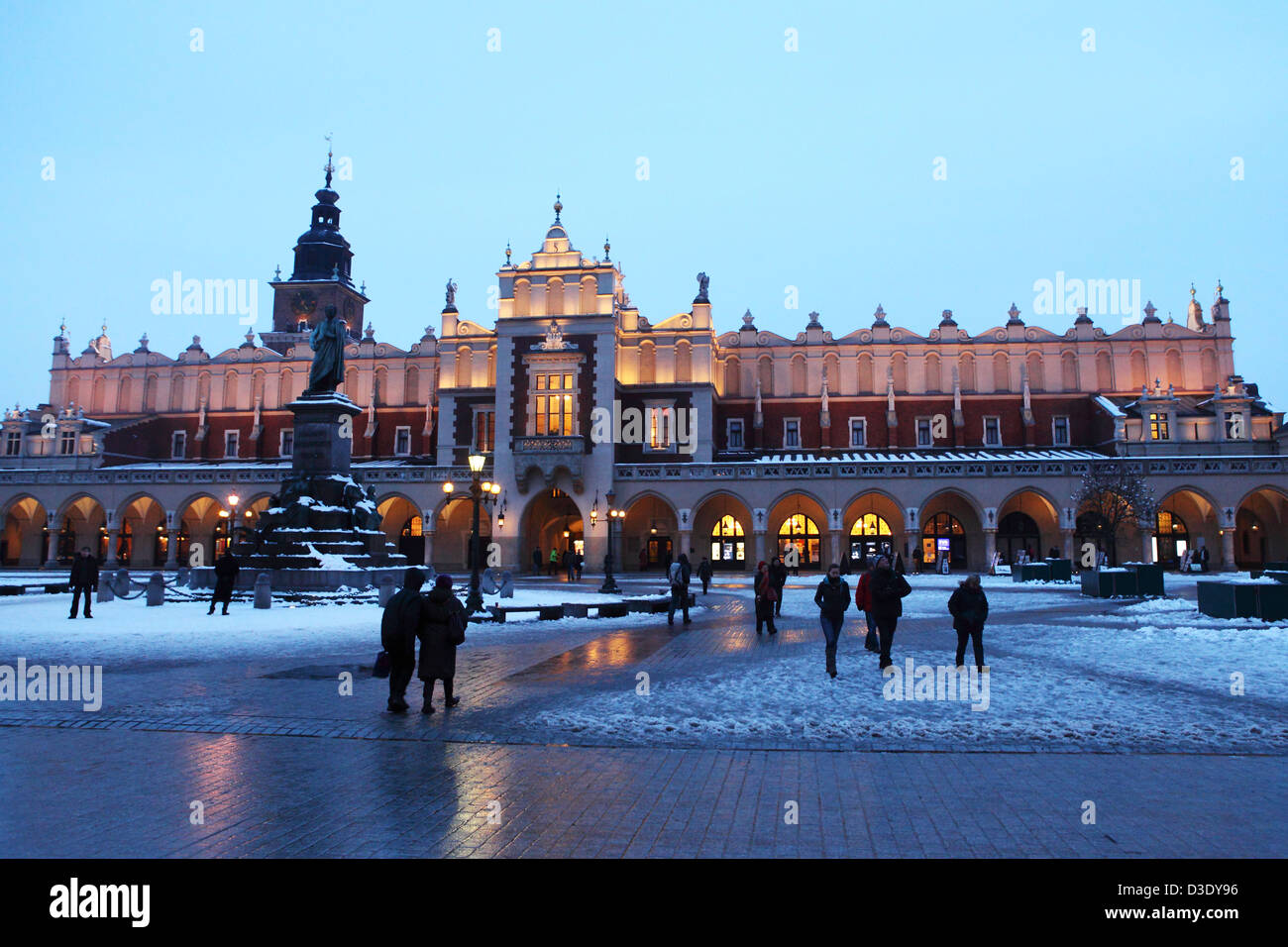 Die Tuchhallen (Sukiennice) in der Abenddämmerung in der Altstadt (Stare Miasto) in Krakau, Polen. Stockfoto