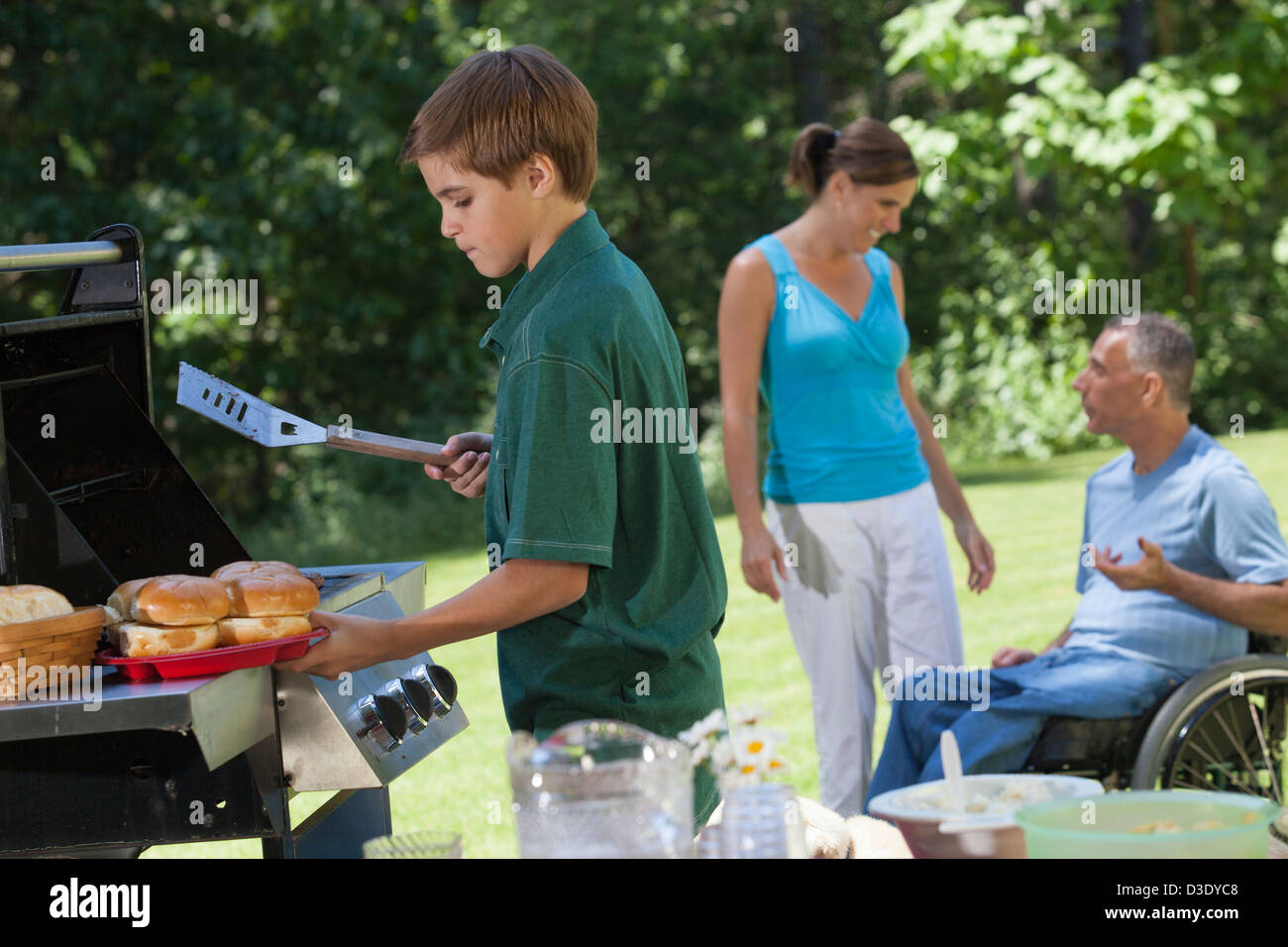 Menschen mit Querschnittlähmung im Rollstuhl am Familien-Picknick Stockfoto