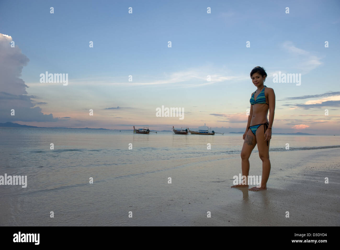 Phi Phi Island, Thailand, eine Frau in einem Bikini, genießen den Abend am Strand Stockfoto