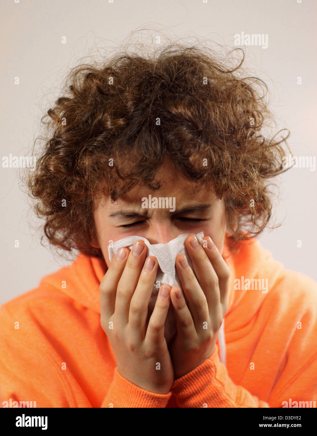 Kleiner Junge bläst seine Nase Stockfoto