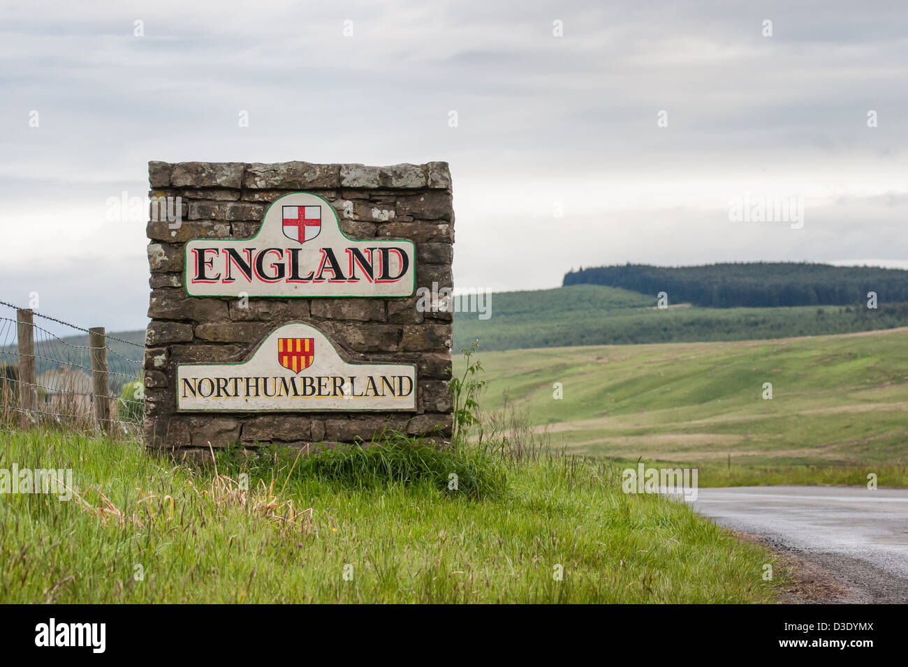 Melden Sie sich bei der englischen und schottischen Grenze in der Nähe von Kielder in Northumberland. Entnommen aus Schottland. Stockfoto